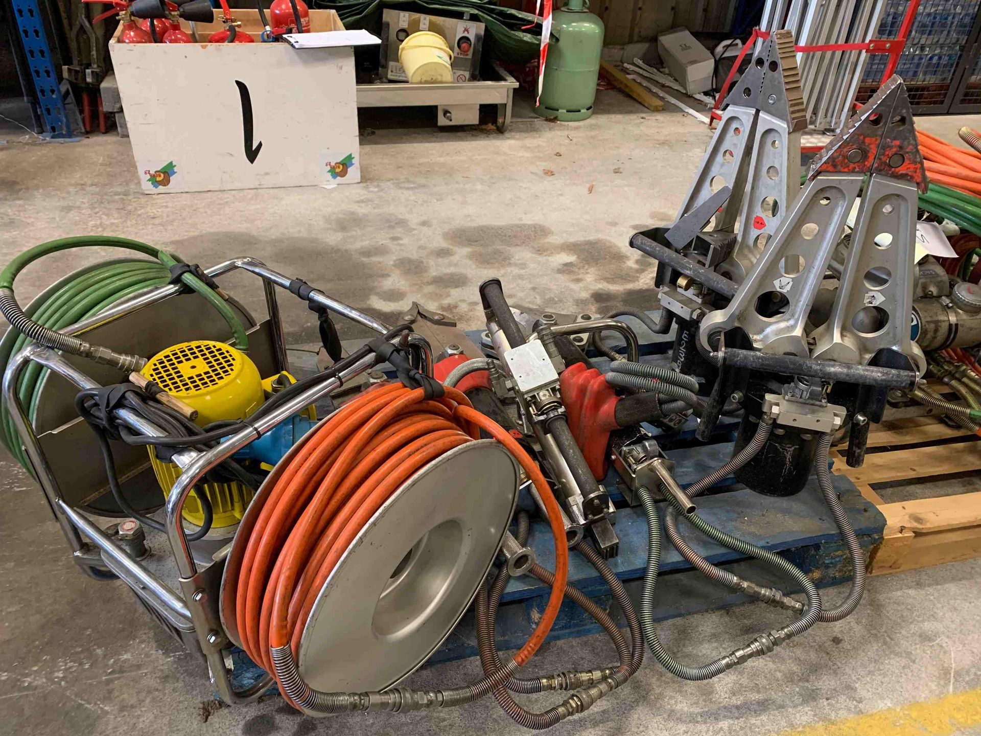 Null 
	Emergency equipment:

	- 1 electric extrication unit with hose reels of a&hellip;