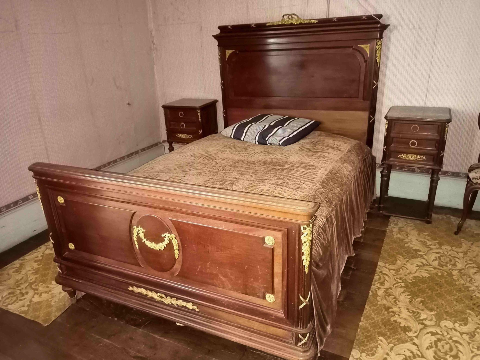 Null Bedroom furniture Louis XVI style including :
- Wardrobe, 100 x 52 x 240 ;
&hellip;