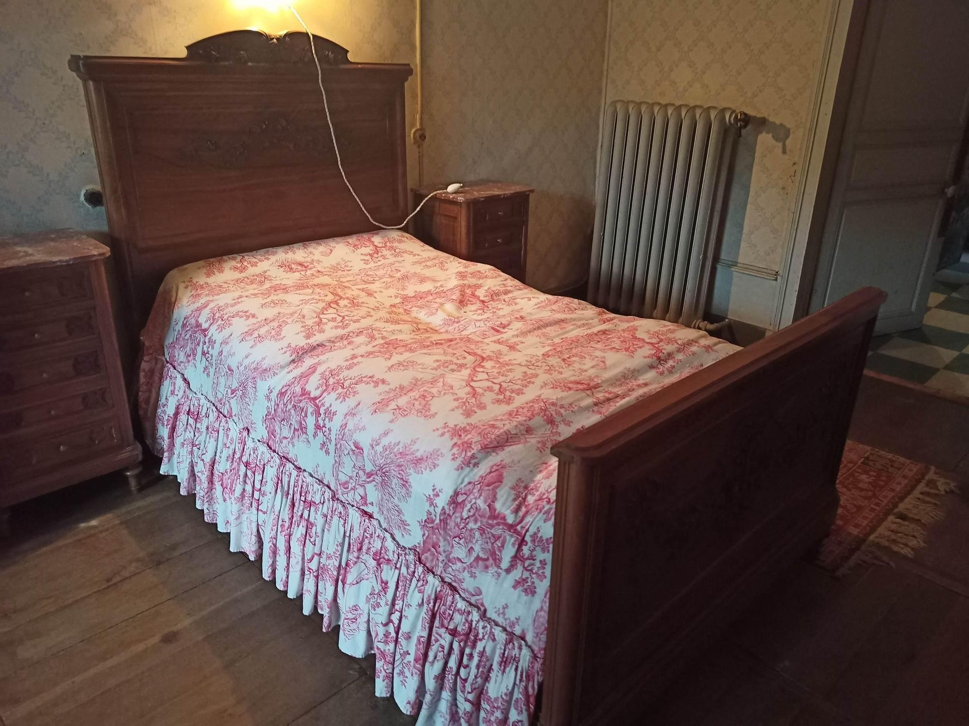 Null Furniture and knick-knacks set:
- Bedroom 1920 in walnut including : a bed,&hellip;