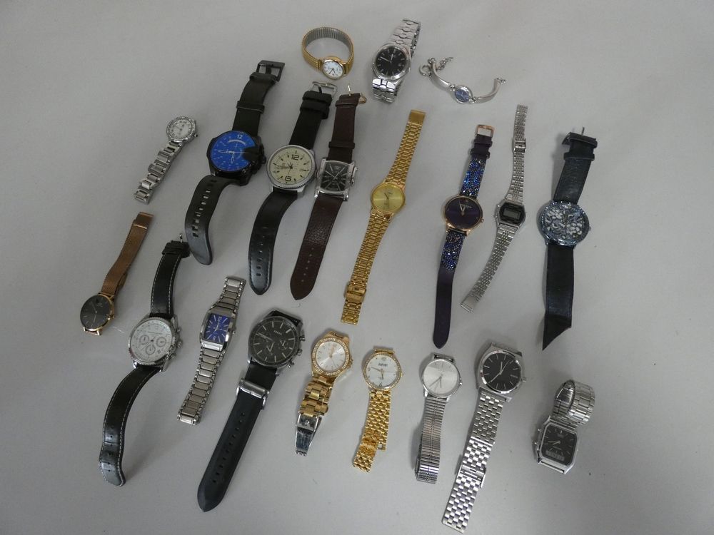 Null A set of fancy watches

Place of deposit: MAGASIN DOMANIAL BIENS DIVERS
3 A&hellip;