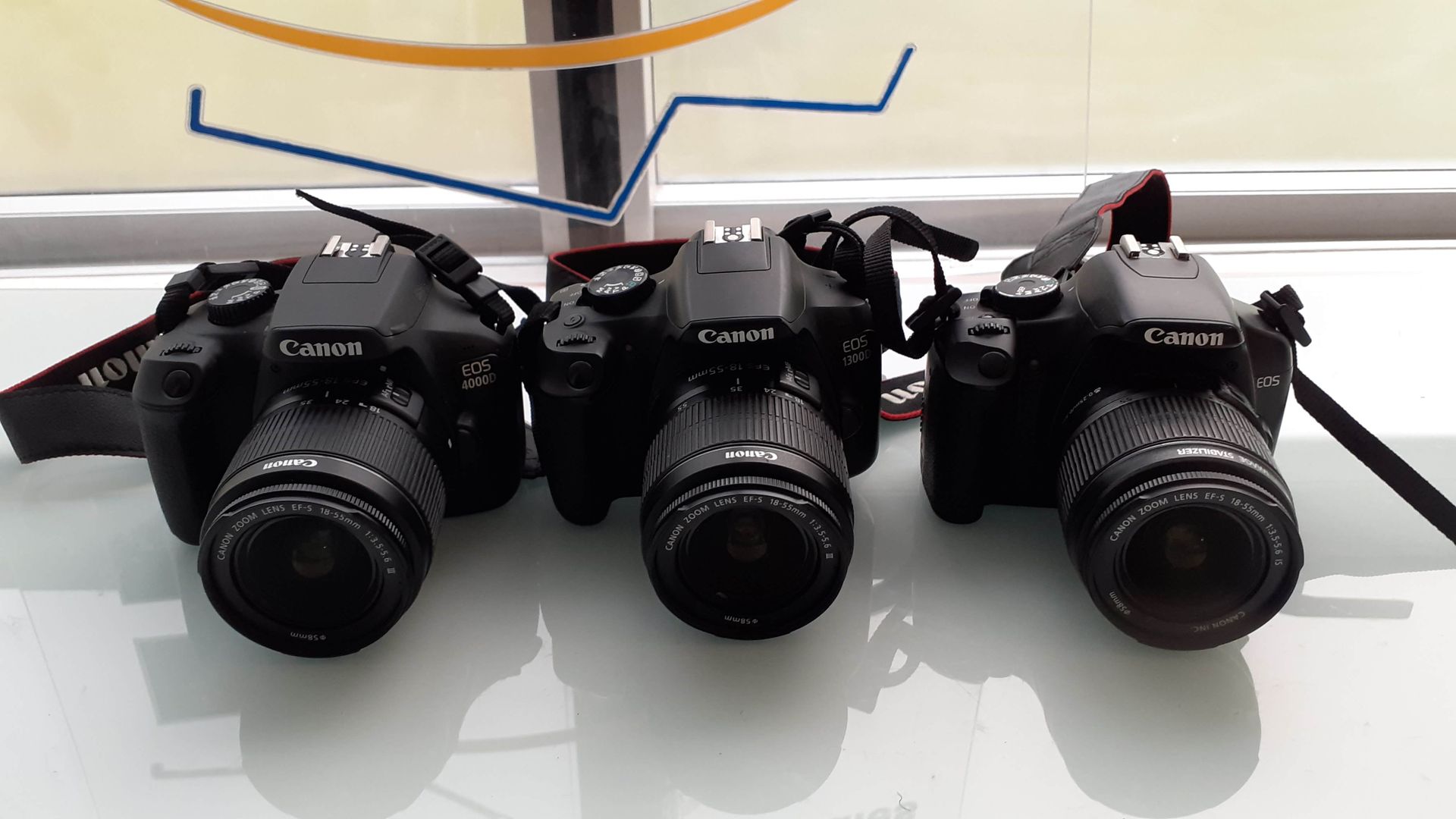 Null Lot de 3 appareils photo reflex CANON non testés :


	 - EOS 1300D avec obj&hellip;