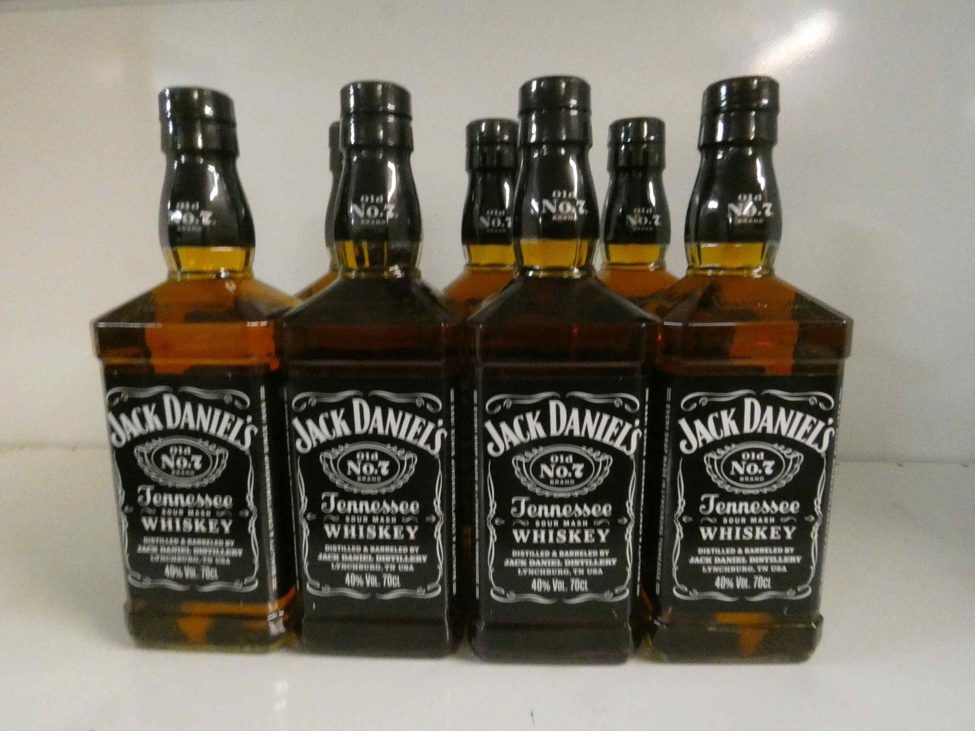 Null Un lot de 7 bouteilles de JACK DANIEL'S 70cL 

	 


	 L'abus d'alcool est d&hellip;