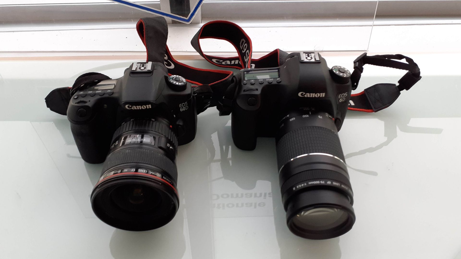 Null Lot de 2 appareils photo reflex non testés :


	 - CANON EOS6 D avec object&hellip;