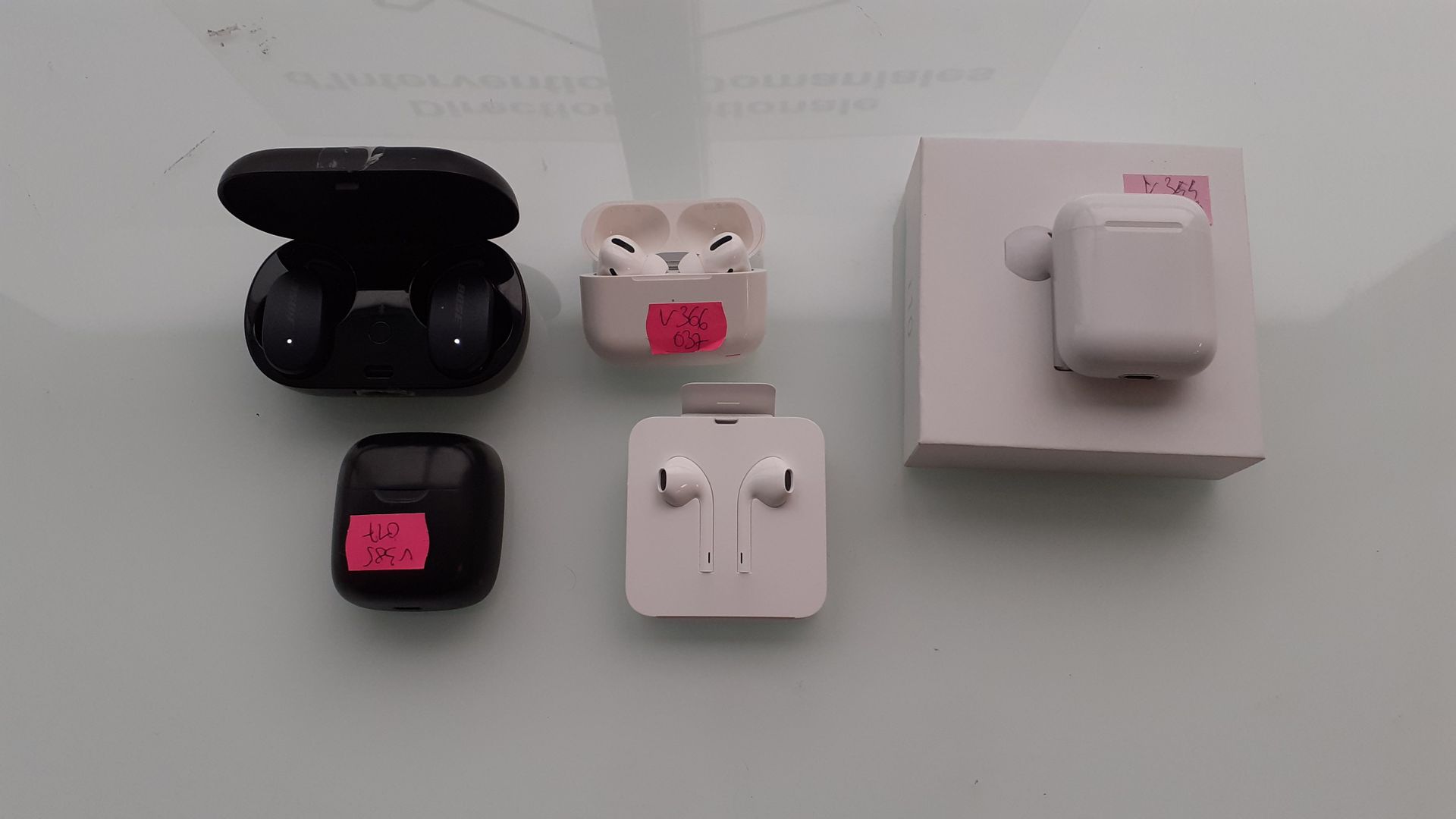 Null Lot including: 

	 - 1 pair of BOSE Quietcomfort wireless earbuds 

	 - 1 p&hellip;