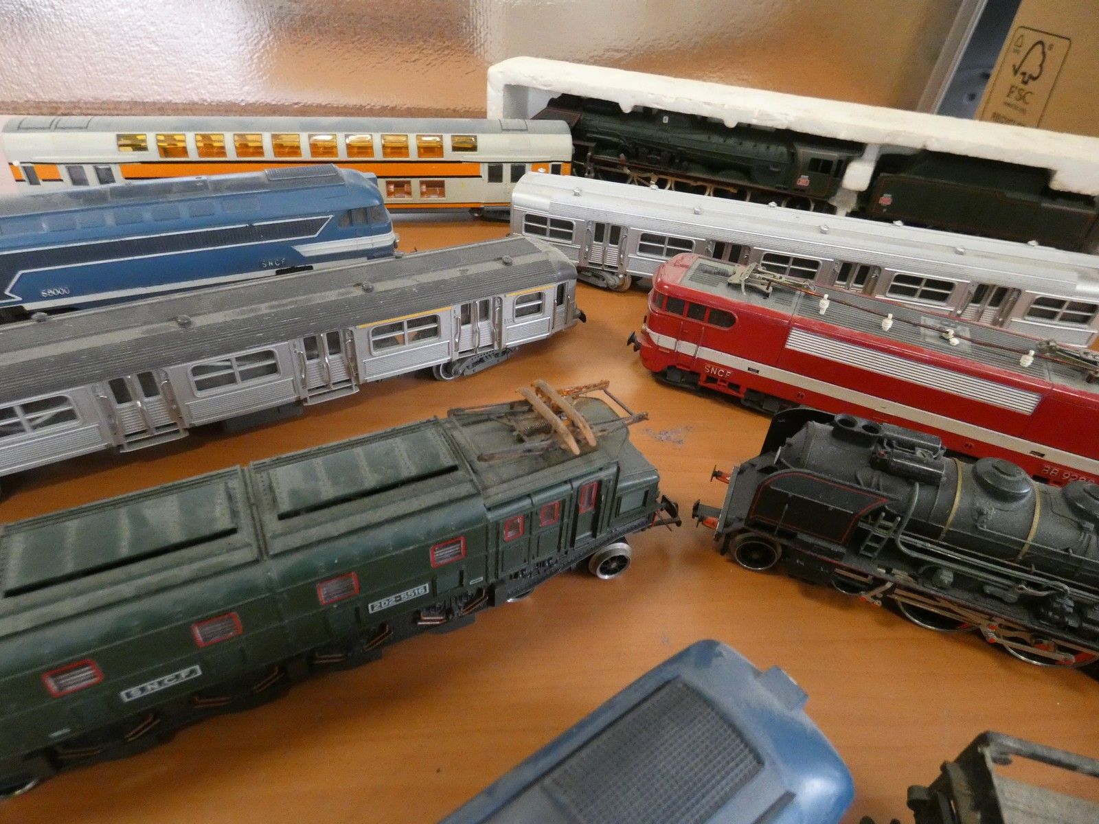 Null 2 cartons de modélisme ferroviaire (locomotives, wagons, rails...) 

Lieu d&hellip;