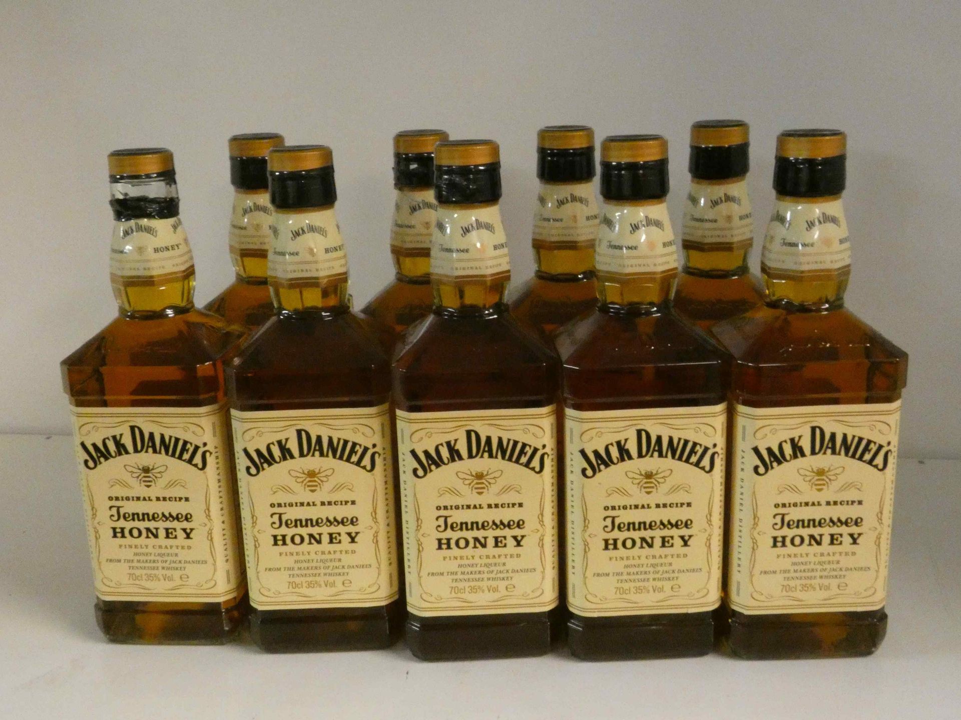 Null Un lot de 9 bouteilles de JACK DANIEL'S HONEY 70cL dont une avec le scellé &hellip;