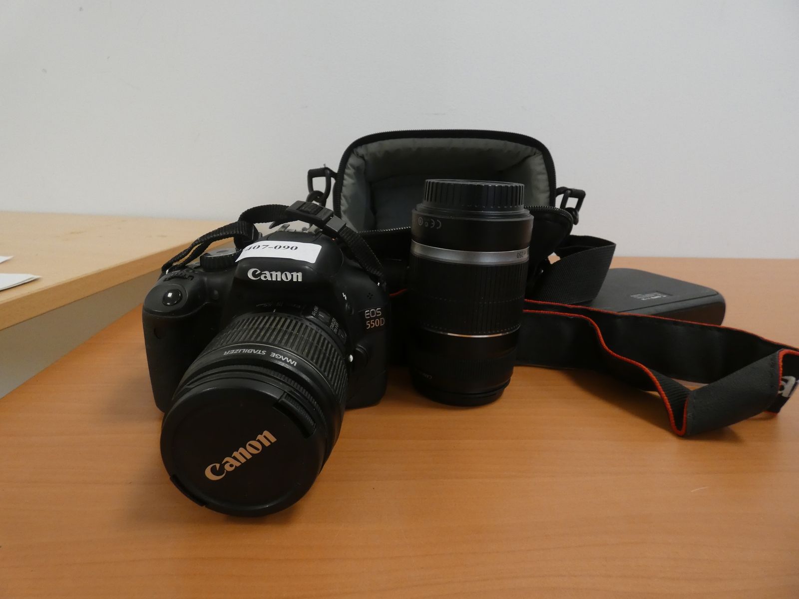 Null Un appareil photo numérique CANON EOS 550D et ses objectifs CANON 18-55mm 1&hellip;