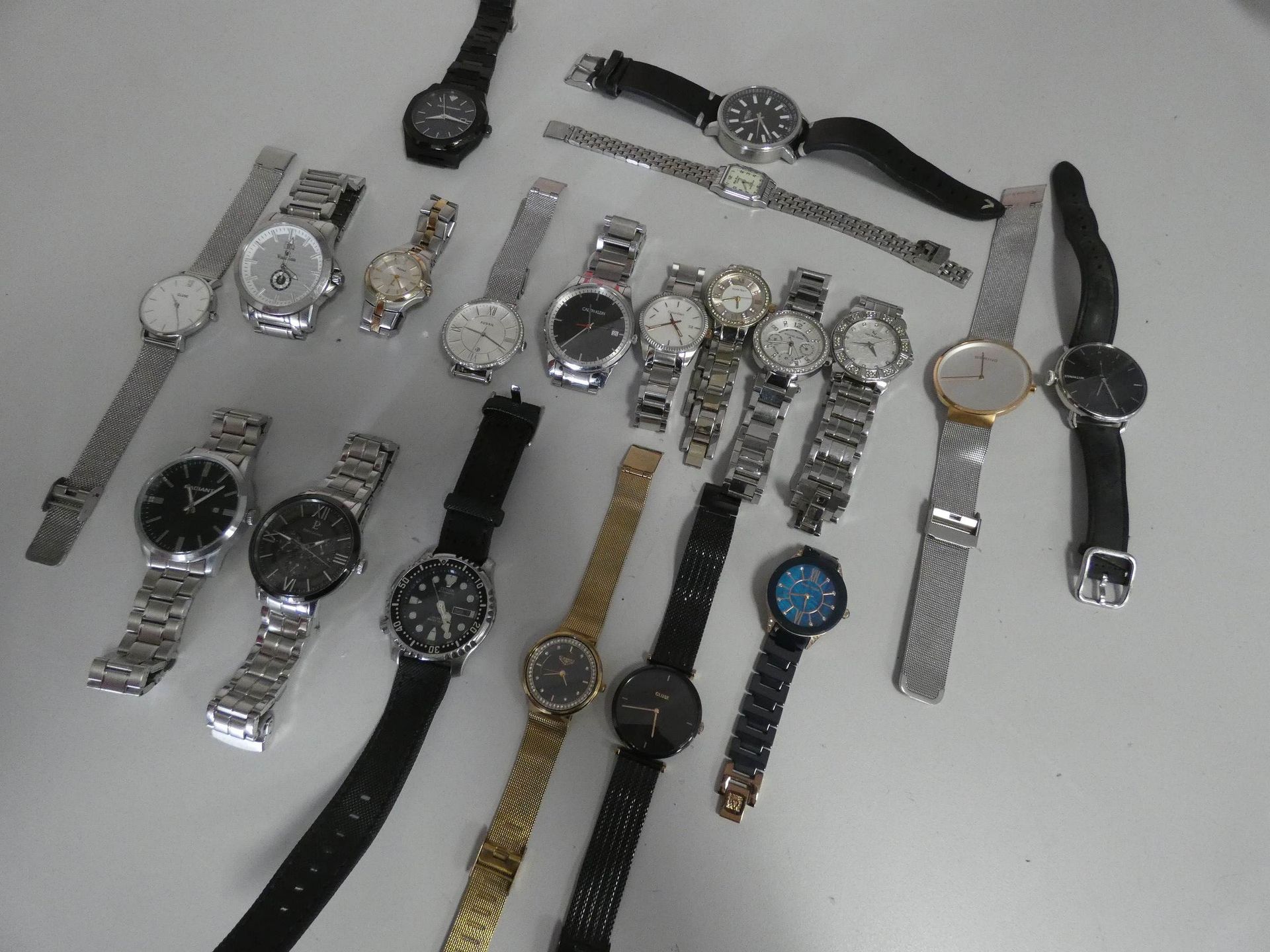 Null A set of fancy watches.

Place of deposit: MAGASIN DOMANIAL BIENS DIVERS
3 &hellip;