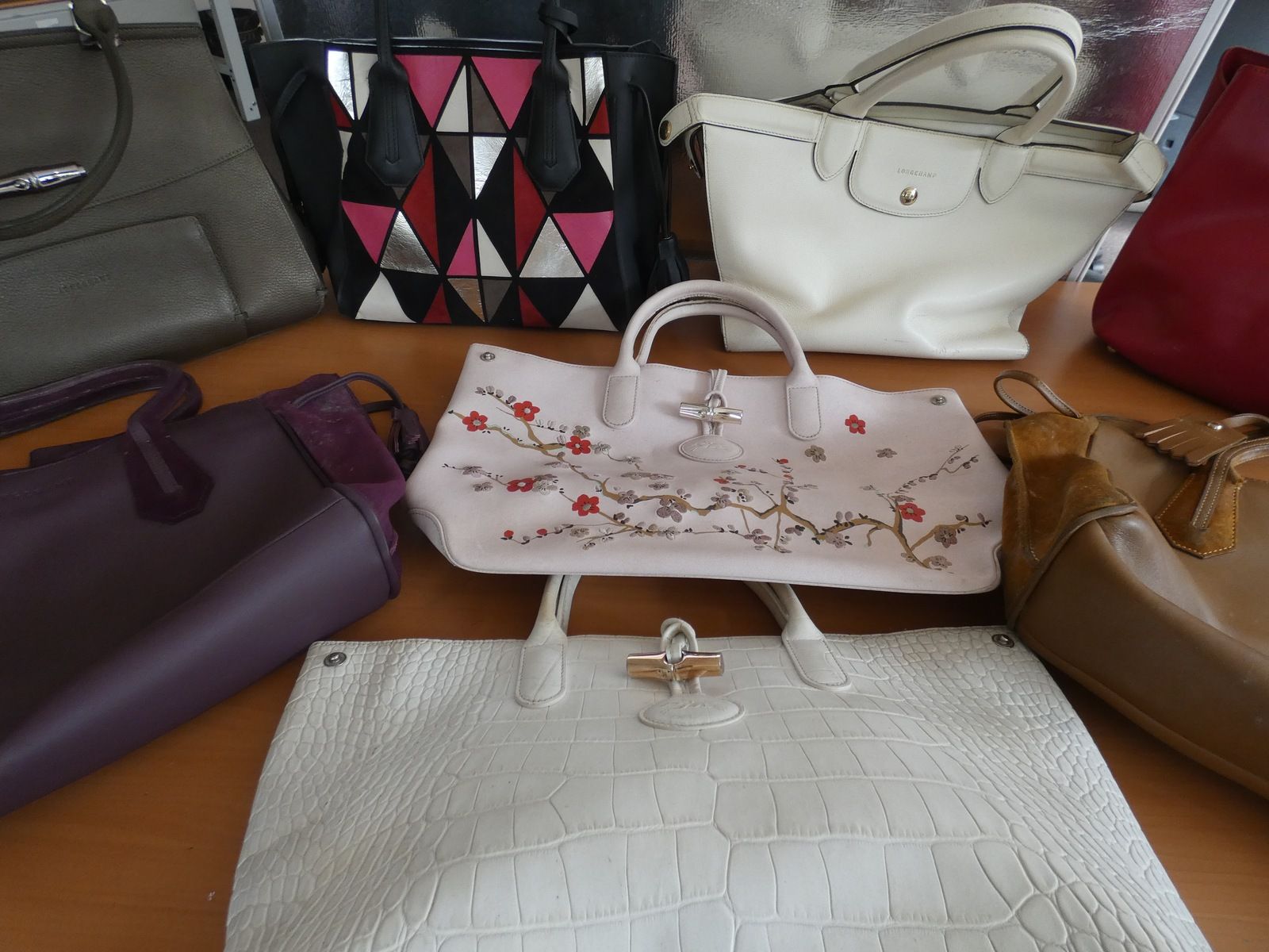 Null LONGCHAMP 

	 Lot of 8 handbags as is (wear and traces of mildew).

	 Goods&hellip;
