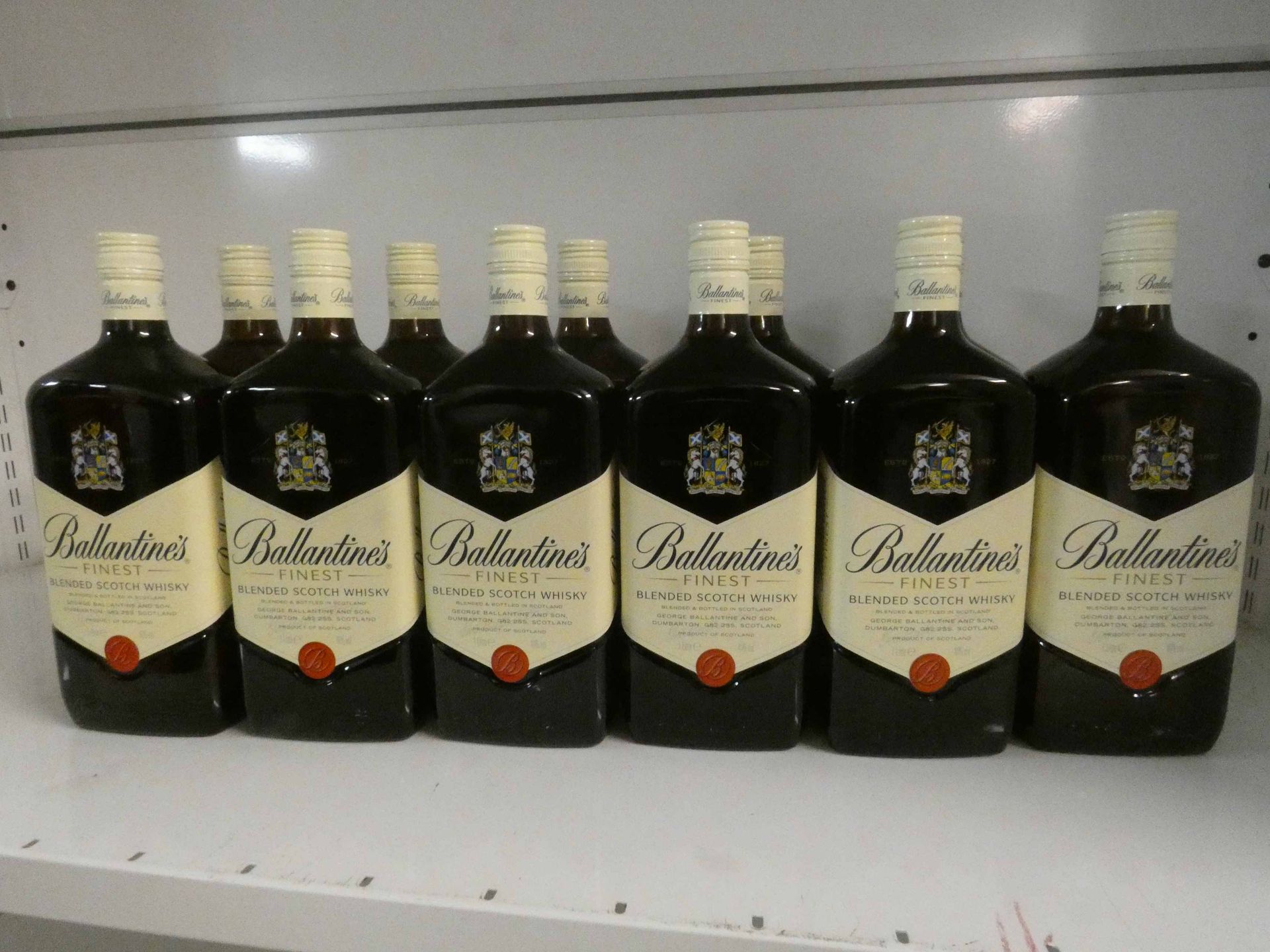 Null Un lot d'alcools comprenant 11 bouteilles de BALLANTINE'S 70cL, 5 flash de &hellip;