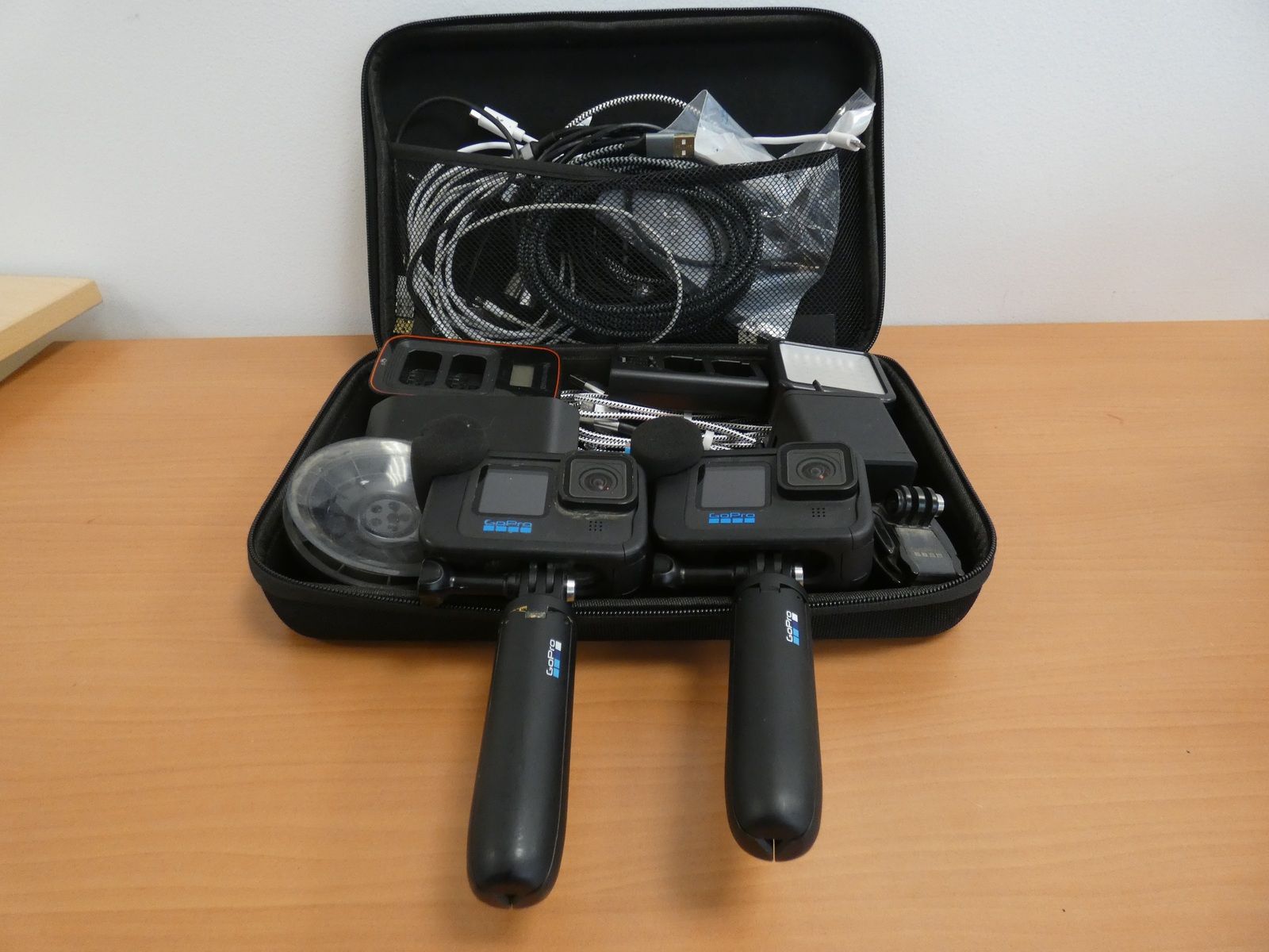 Null Un lot de deux caméras GOPRO 10 Black ainsi que leurs accessoires et câbles&hellip;