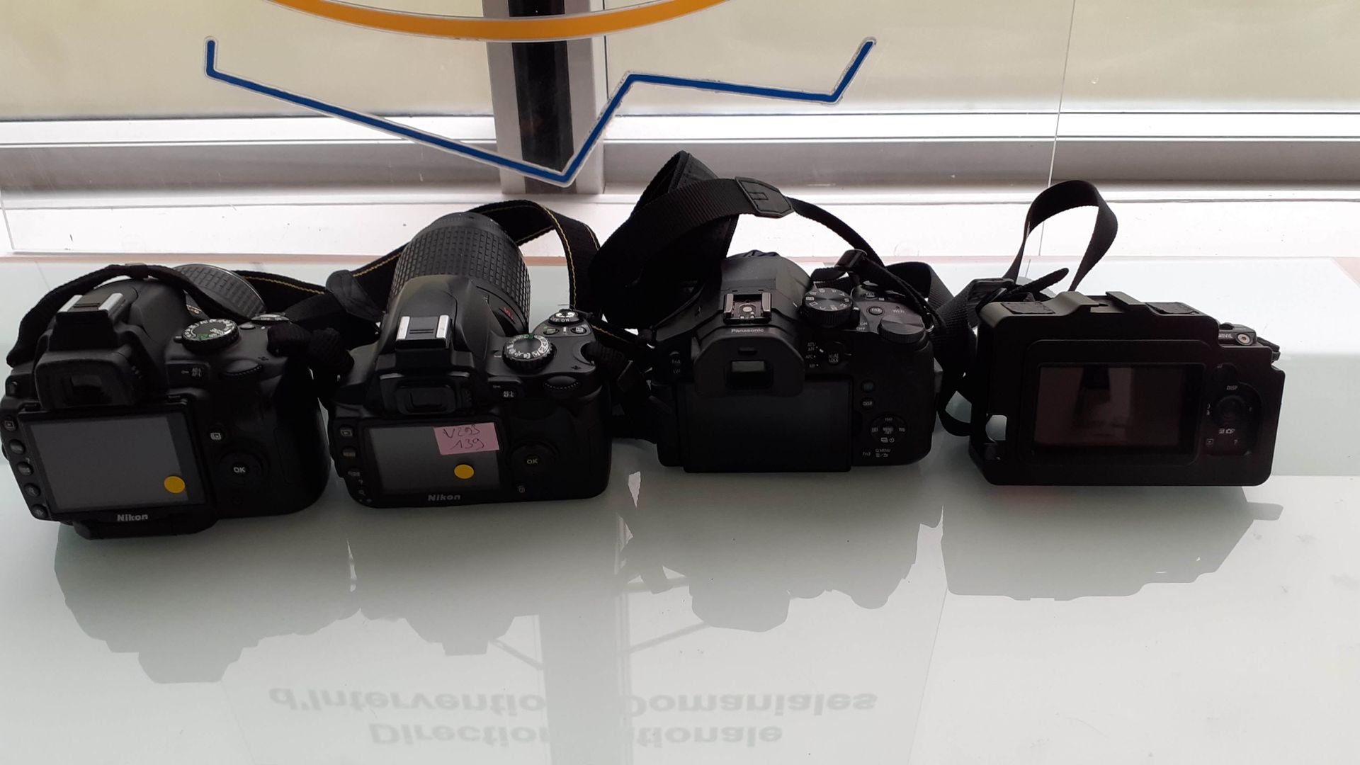 Null Lot de 4 appareils photo non testés :


	 - 1 bridge PANASONIC Lumix DMC-FZ&hellip;