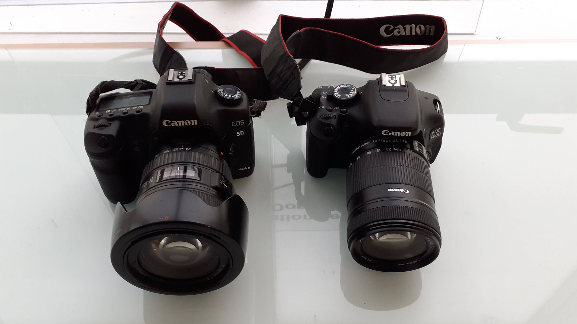 Null Lot de 2 appareils photo reflex non testés :


	 - CANON EOS 600D avec obje&hellip;