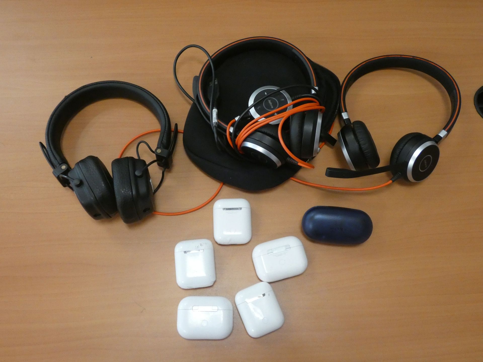 Null Un lot composé de 5 paires d'écouteurs sans fil APPLE, d'une paire d'écoute&hellip;