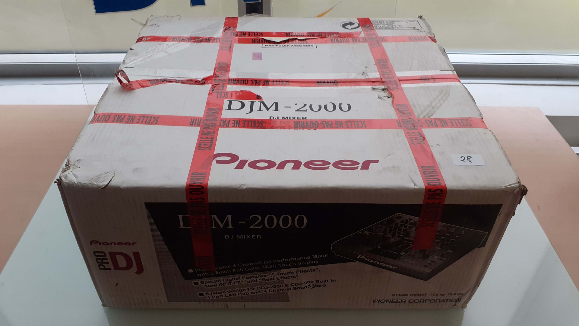 Null PIONEER DJM-2000 mixer in box, never used.

Depot location: MAGASIN DOMANIA&hellip;