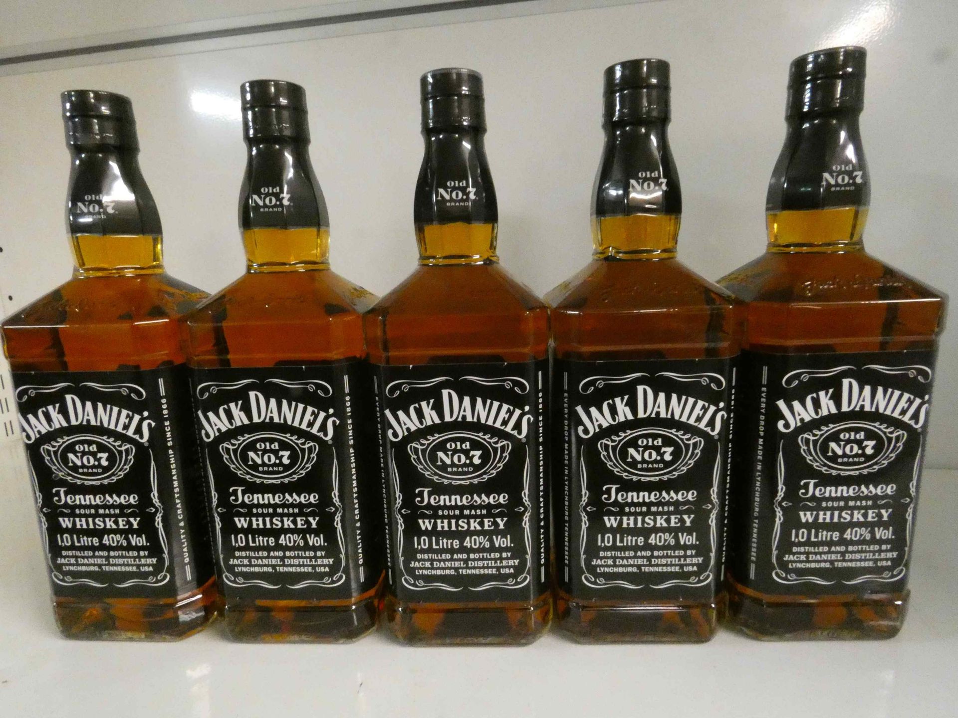 Null Un lot de 5 bouteilles de JACK DANIEL'S 1L et d'une bouteille de JACK DANIE&hellip;