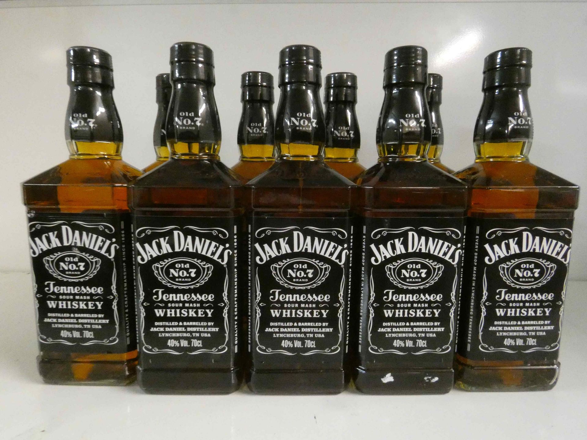Null Un lot de 9 bouteilles de JACK DANIEL'S 70cL 

	 


	 L'abus d'alcool est d&hellip;
