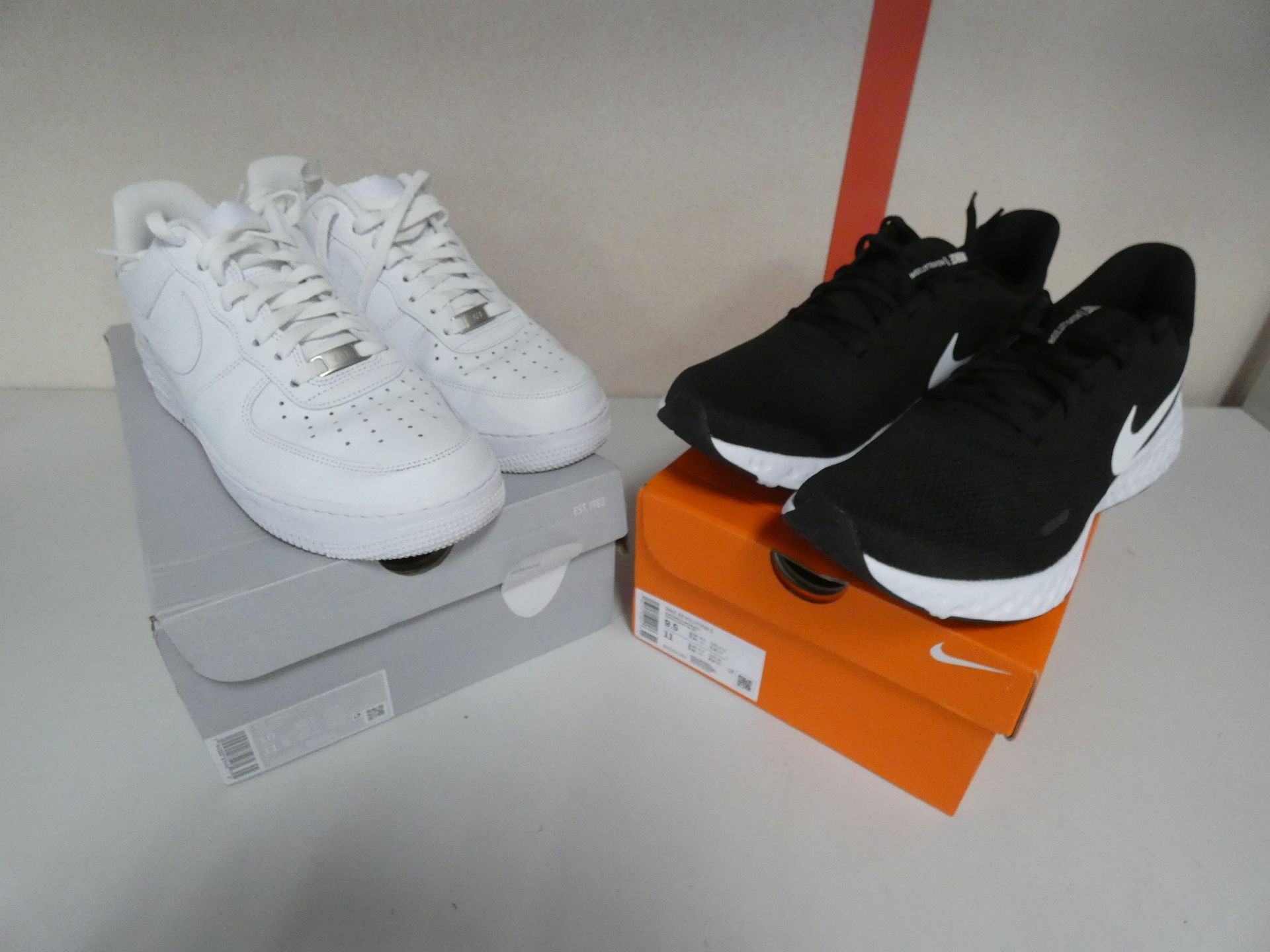Null A set of two pairs of sneakers in excellent condition

Depot location: MAGA&hellip;