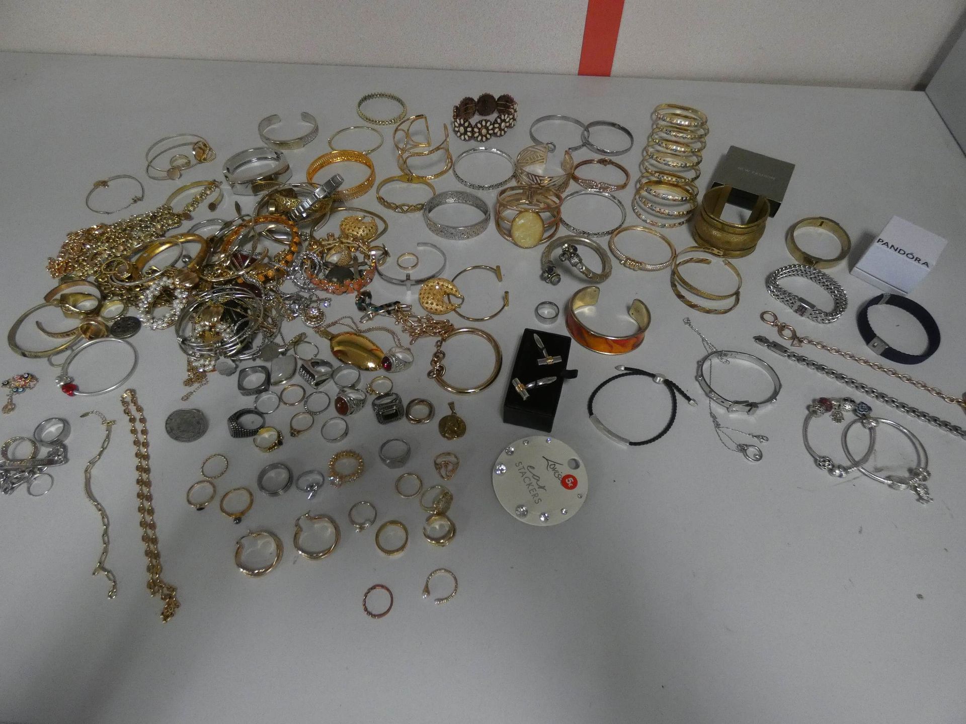 Null 2.3kg of costume jewelry

Place of delivery: MAGASIN DOMANIAL BIENS DIVERS
&hellip;
