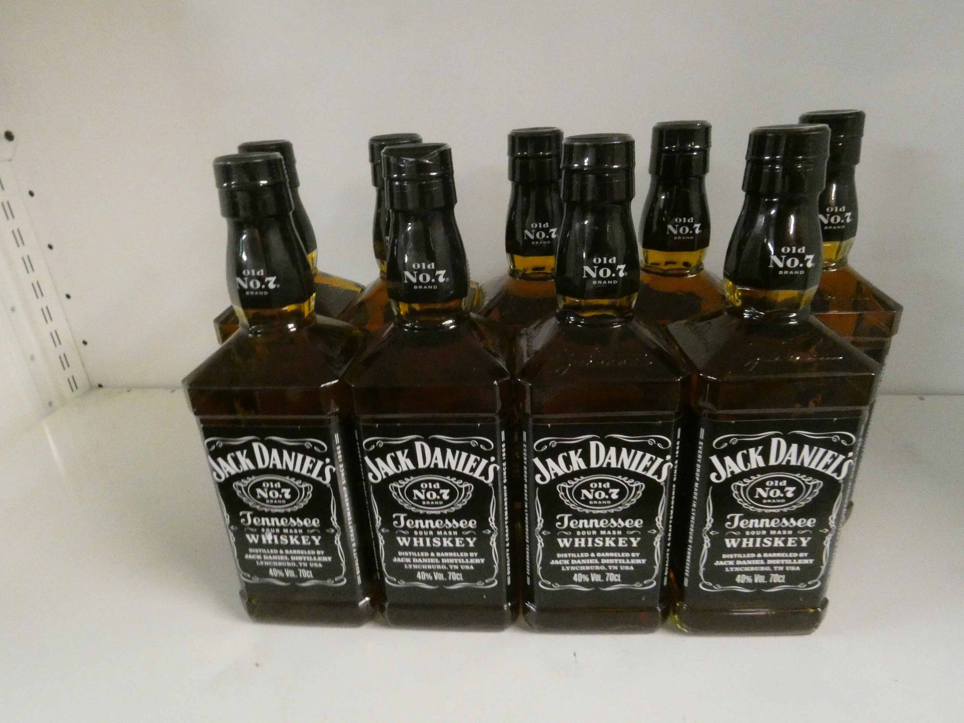 Null Un lot de 9 bouteilles de JACK DANIEL'S 70cL 

	 


	 L'abus d'alcool est d&hellip;