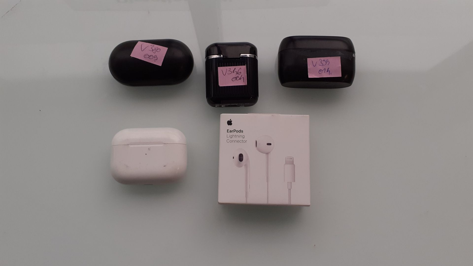 Null Lot including : 
	 - 1 pair of SAMSUNG Galaxy Buds wireless earphones 

	 -&hellip;