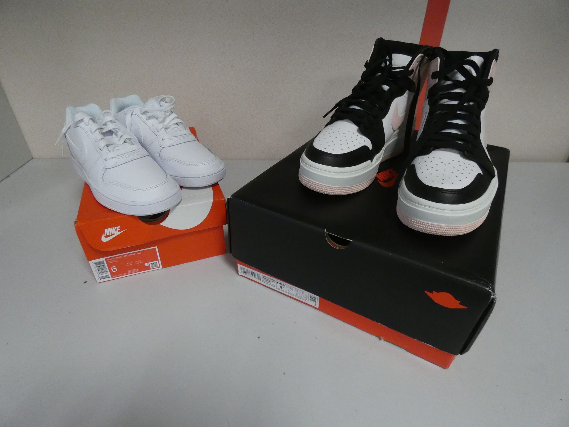 Null A set of two pairs of sneakers in excellent condition.

Place of deposit: M&hellip;