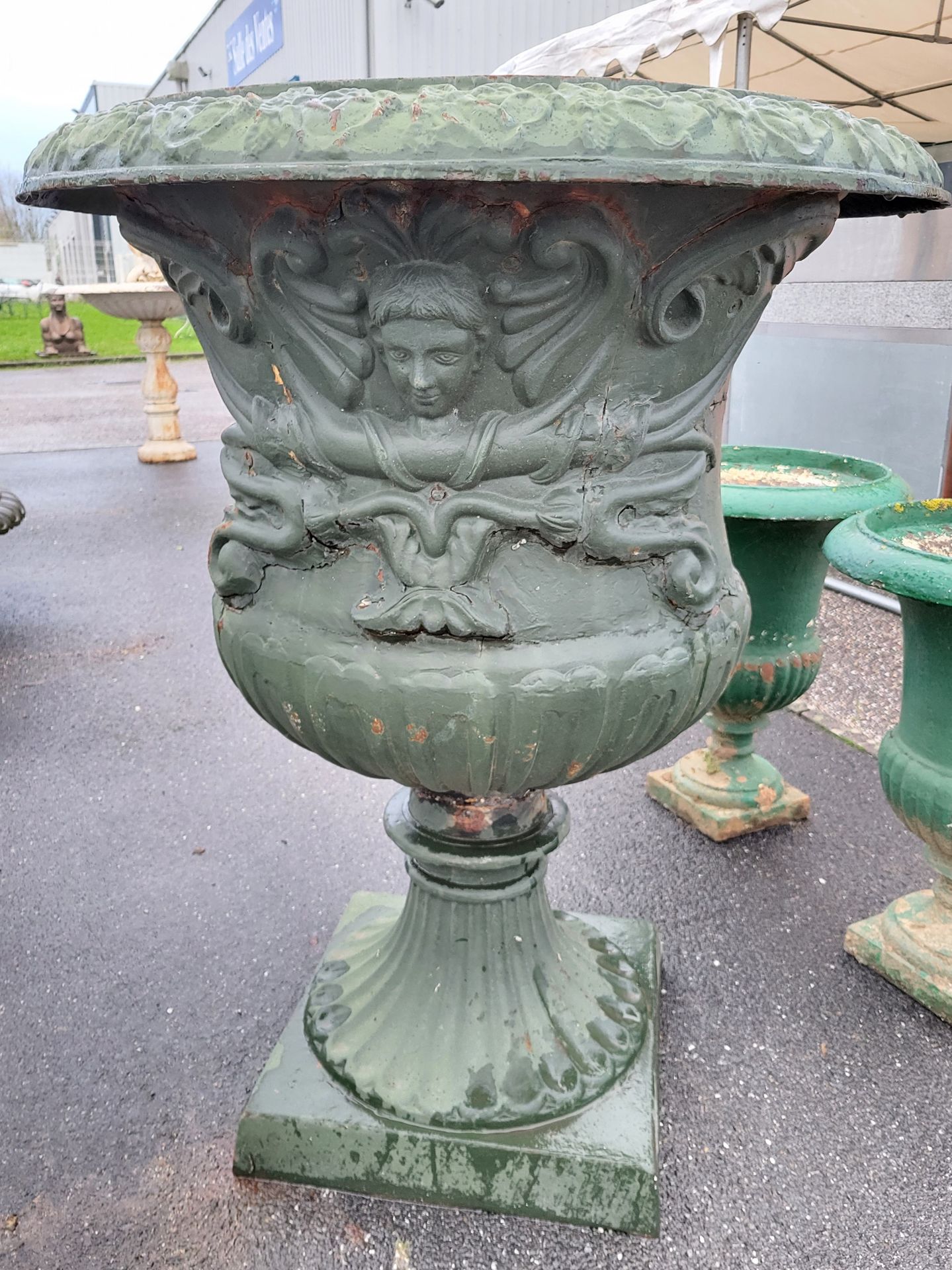 Null Vase Médicis en fonte laqué vert foncé , H. 110 cm Diam. 85 cm (Restauratio&hellip;