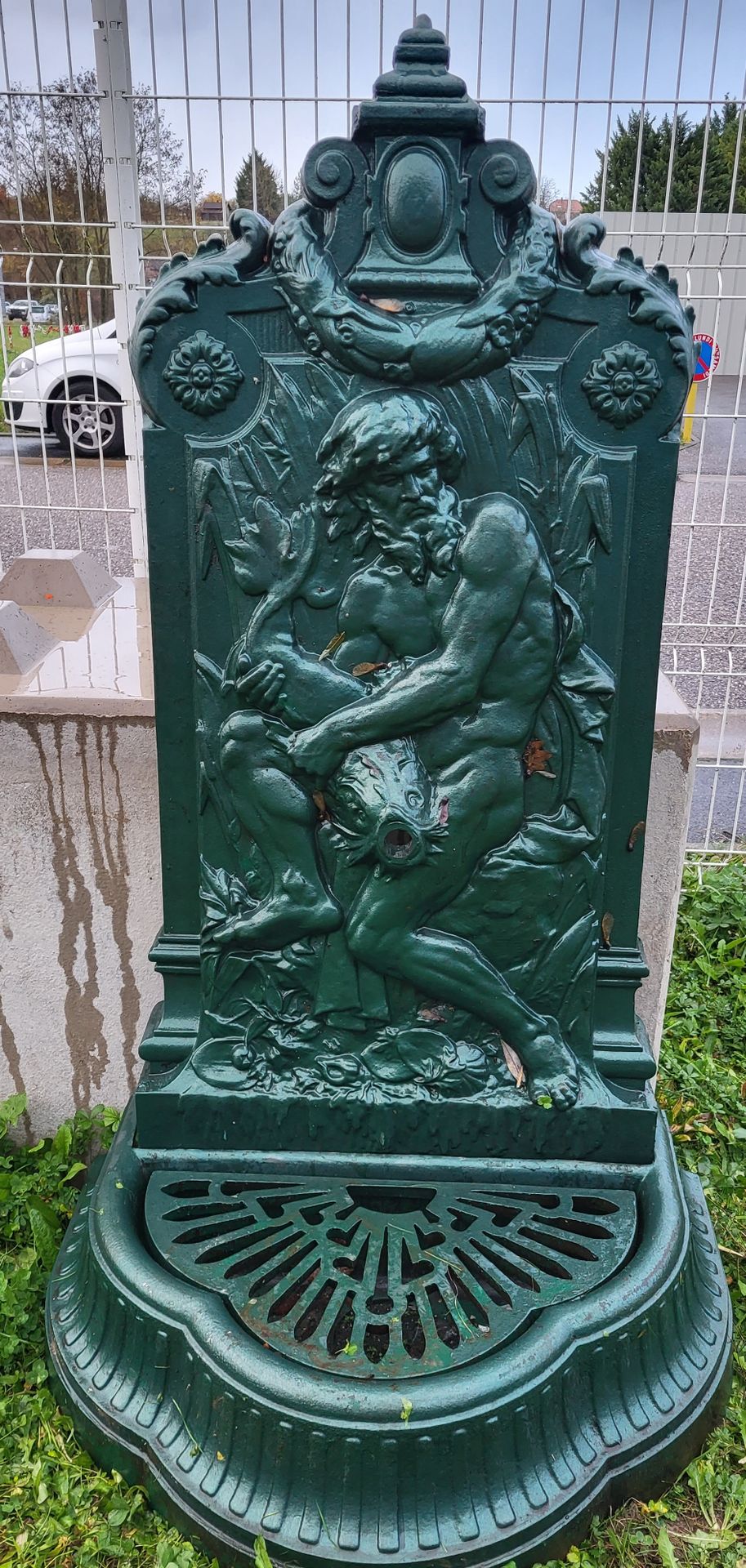 Null Fontaine de jardin murale en fonte à décor du dieu Neptune, H. 155 cm