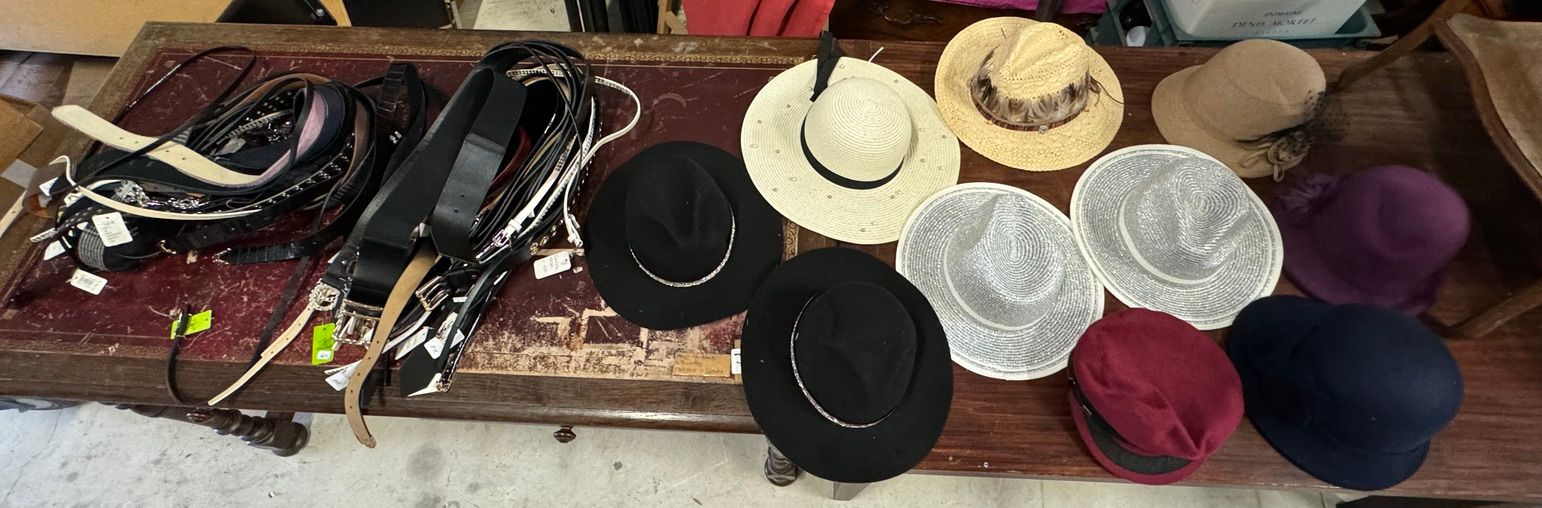 Null Lot comprenant 10 chapeaux et une trentaine de ceintures. (Frais de vente j&hellip;