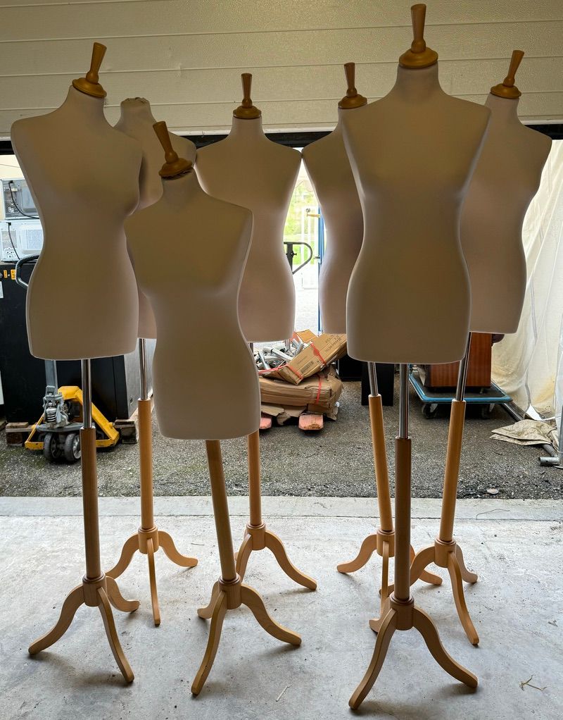 Null Lot comprising 7 polystirene mannequins on wooden stands (legal sales tax 1&hellip;