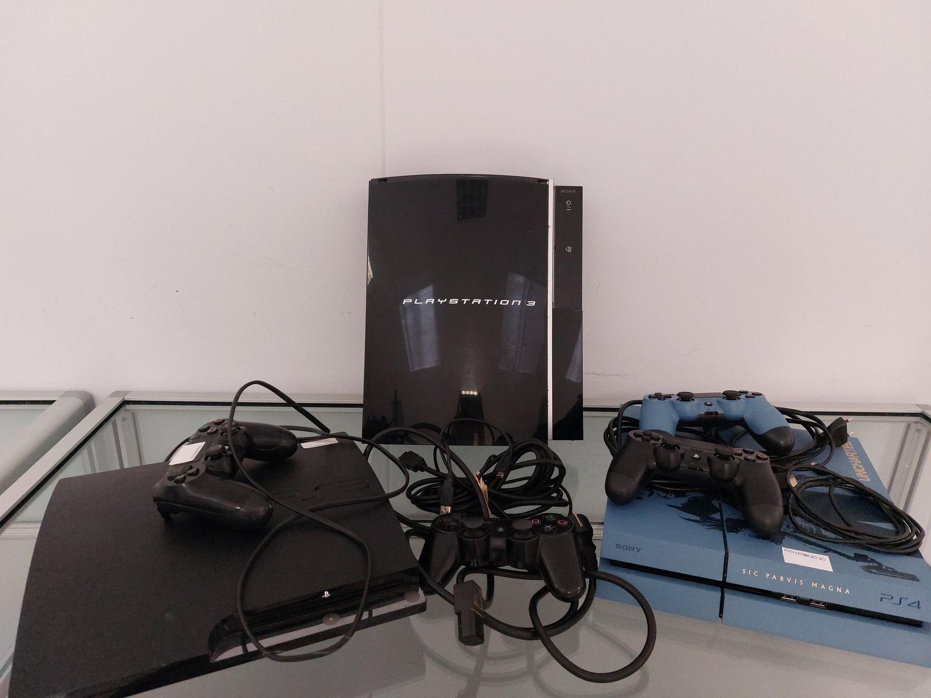 Null 
	Un lot de consoles de jeu comprenant:

	- Une Console SONY PS4 SIC PARVIS&hellip;