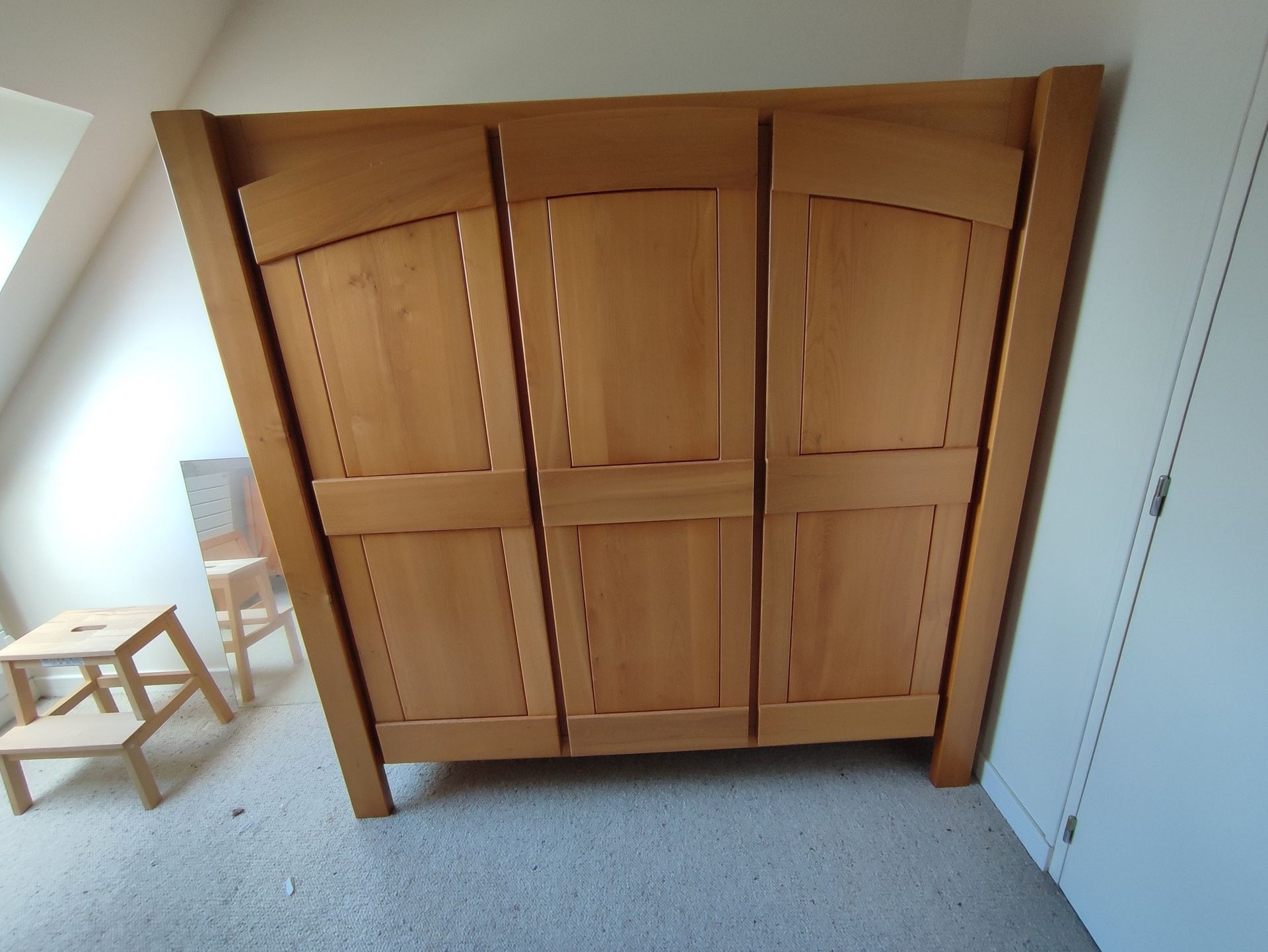 Null Un lot de meubles divers comprenant:
- 1 armoire bois 3 portes
- 1 lit bois&hellip;