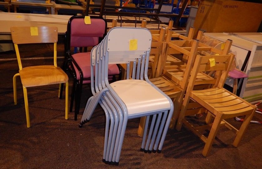 Null Lot de chaises. 
	 - 17 chaises assise 45cm dont 8 piètement bois et 9 pièt&hellip;