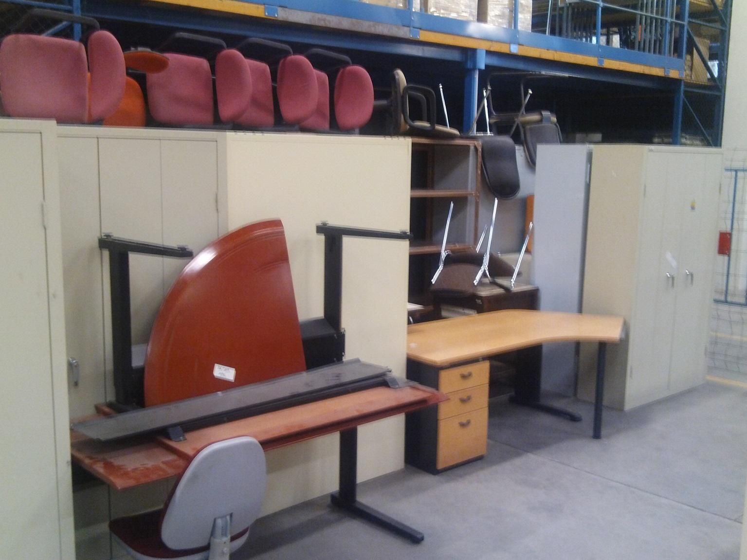 Null 
	Ensemble composé de mobiliers divers à inventorier dont fauteuils, bureau&hellip;