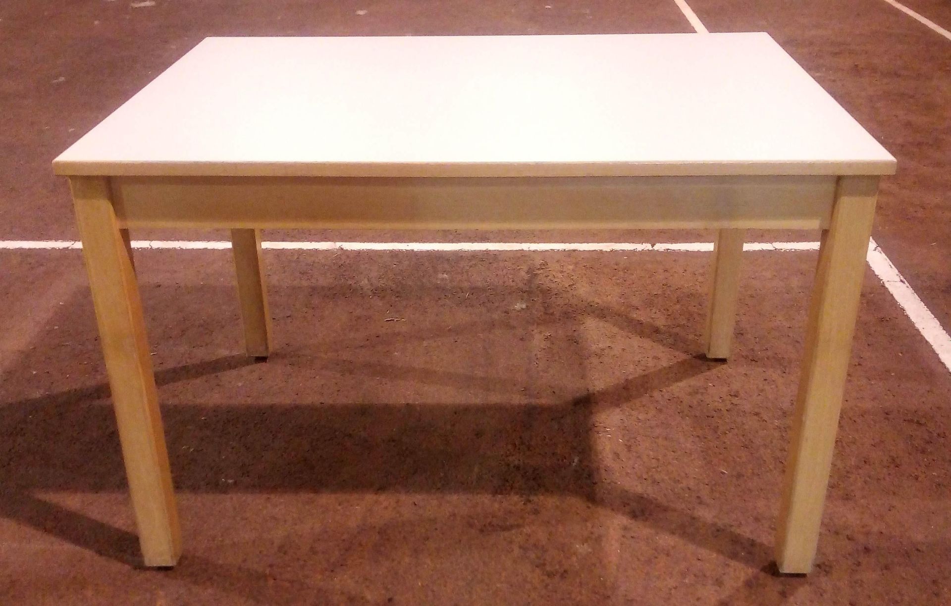 Null 8 tables piètement bois et plateau stratifié de dimensions 75 x 120 x 90 cm&hellip;