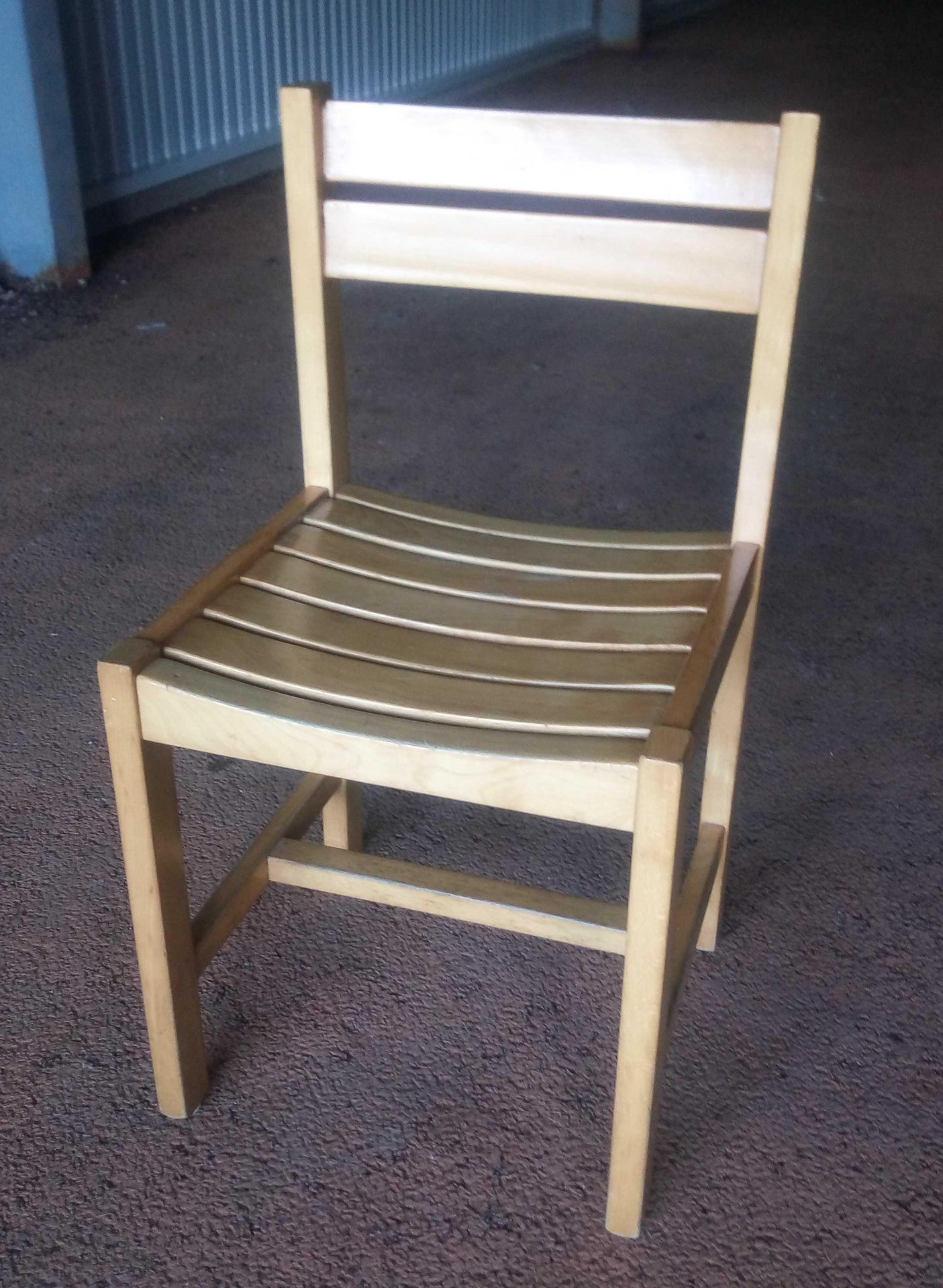Null 108 chaises en bois dossier et assise à lattes de dimensions 46 x 42 x 41 c&hellip;