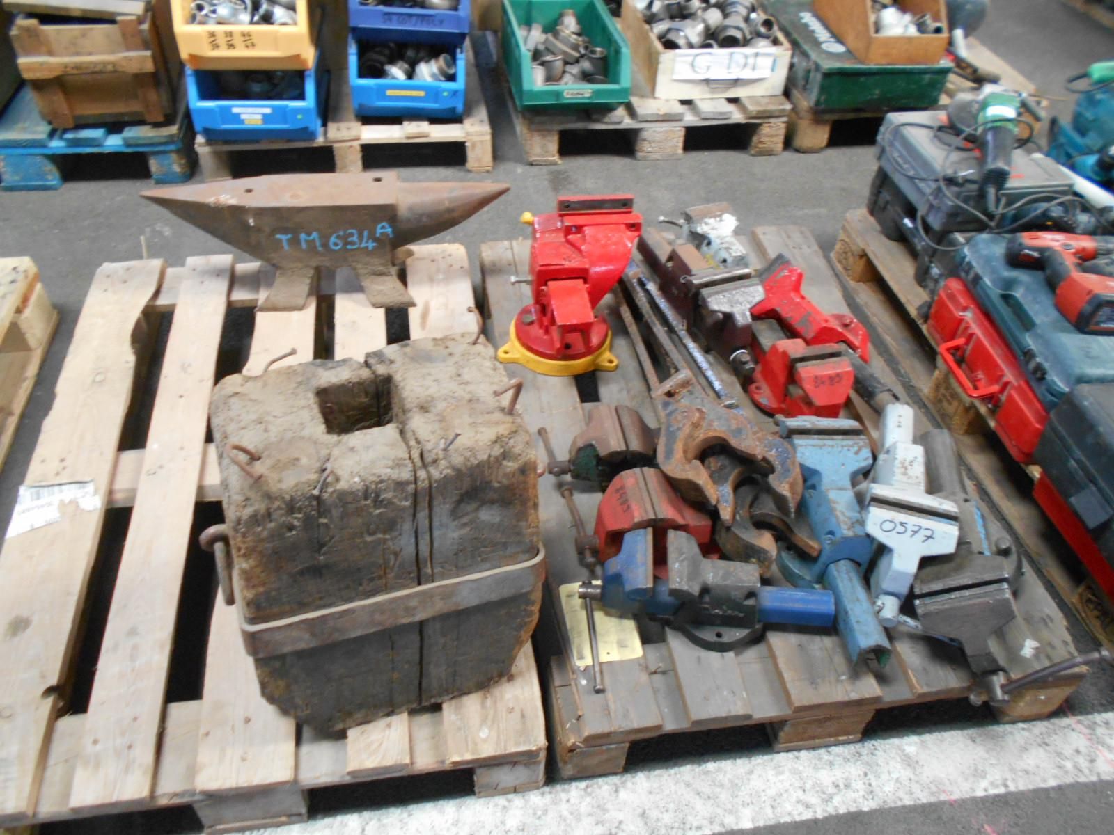 Null Anvil with block and various vices, to be inventoried. 
 
 
 
Service remet&hellip;