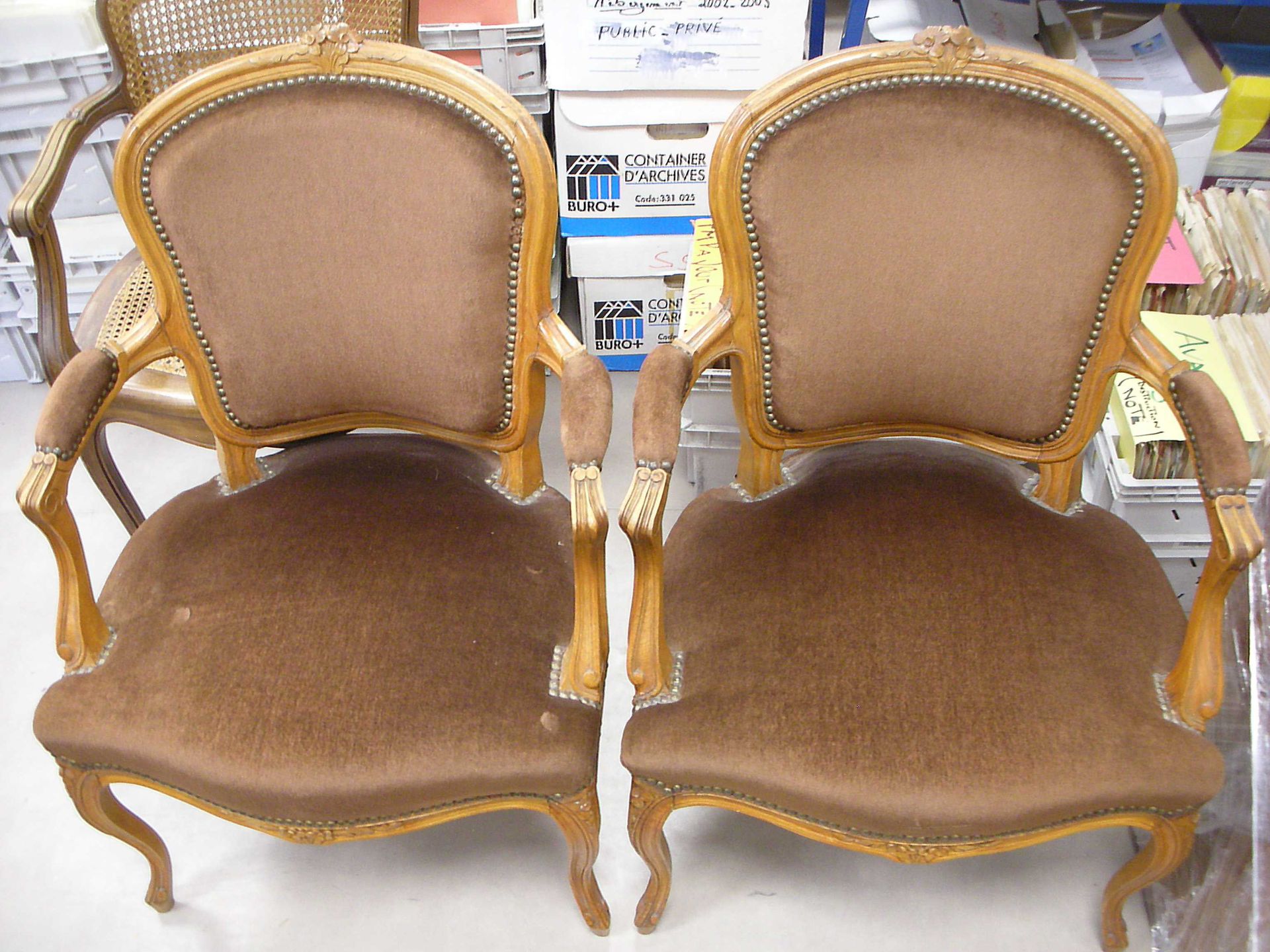 Null Un ensemble de mobiliers comprenant notamment 6 fauteuils de style Louis XV&hellip;