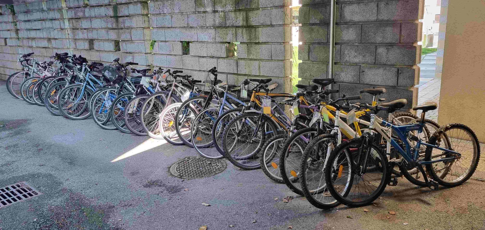 Null Un lot de 25 vélos de marques et états divers.
 
 
 
Service remettant : CO&hellip;