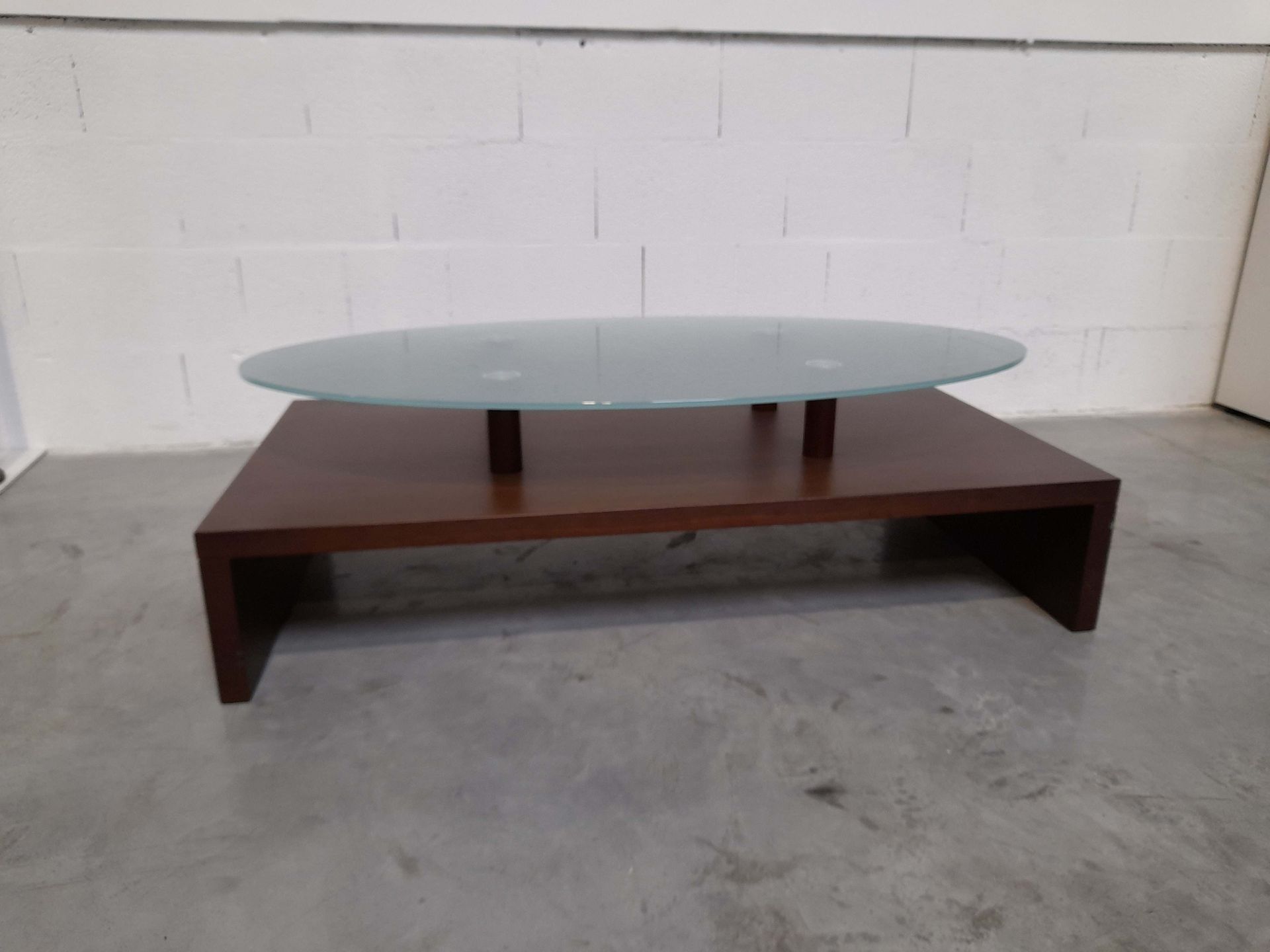 Null Lot 7 - Table basse ovale en bois avec plateau en verre.
Dimensions : H. 40&hellip;