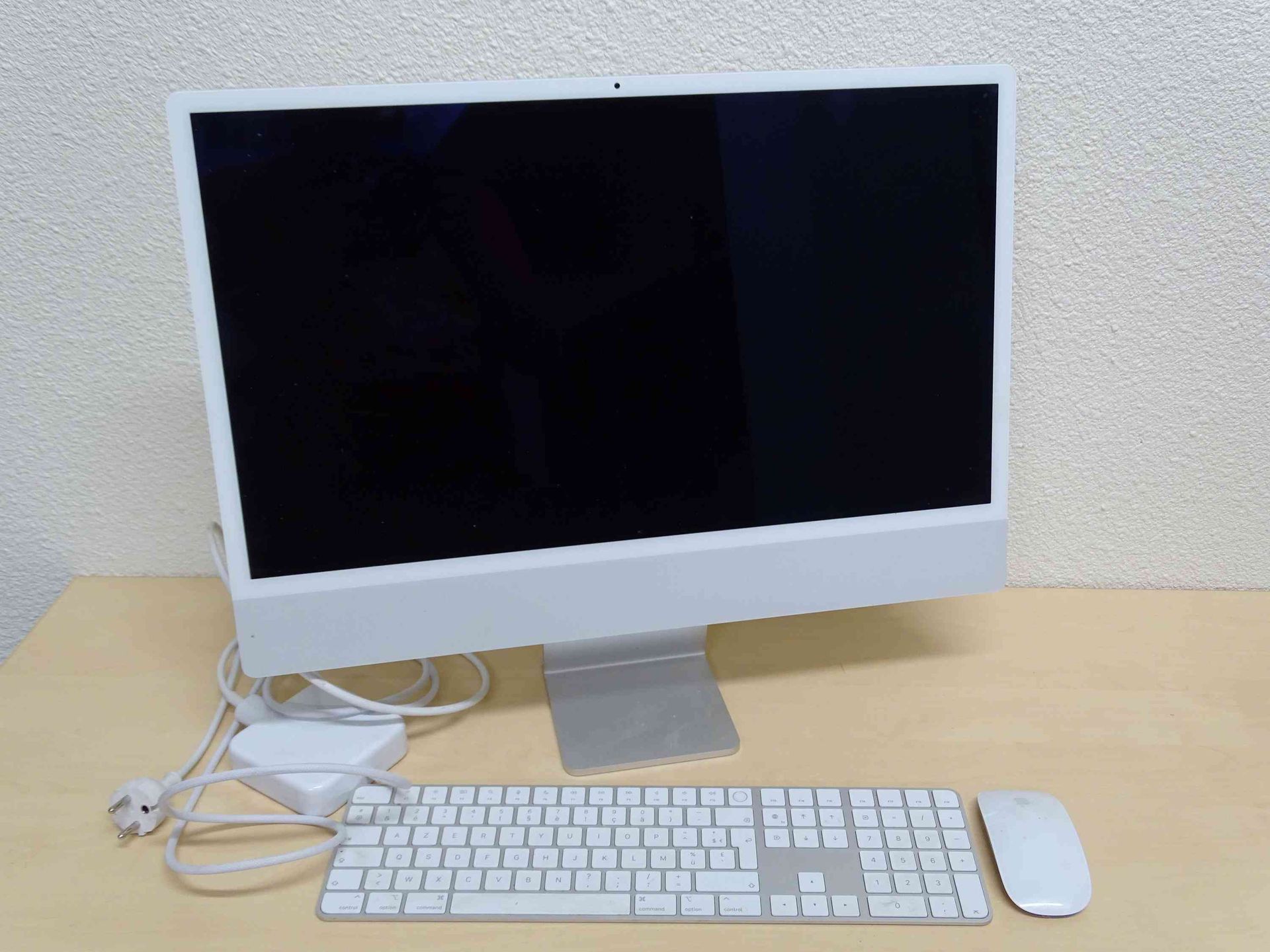 Null [RP] Réservé aux professionnels de l'informatique
Un iMac avec souris et cl&hellip;