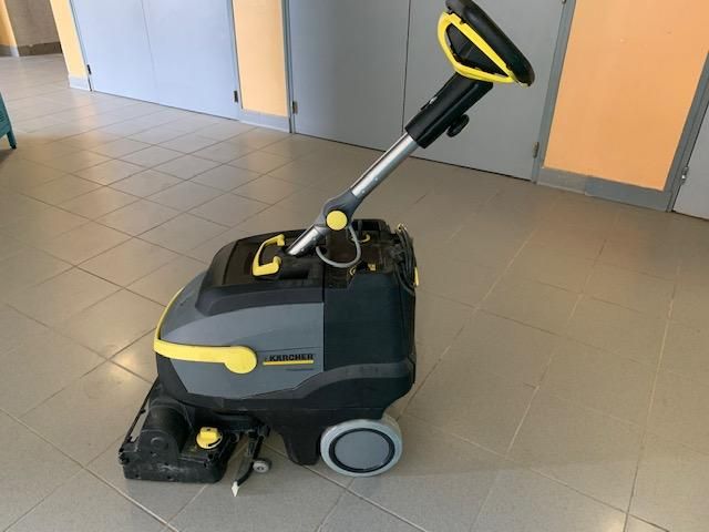 Null 1 auto-laveuse de marque KARCHER à batterie, année 2015, matériel ayant peu&hellip;