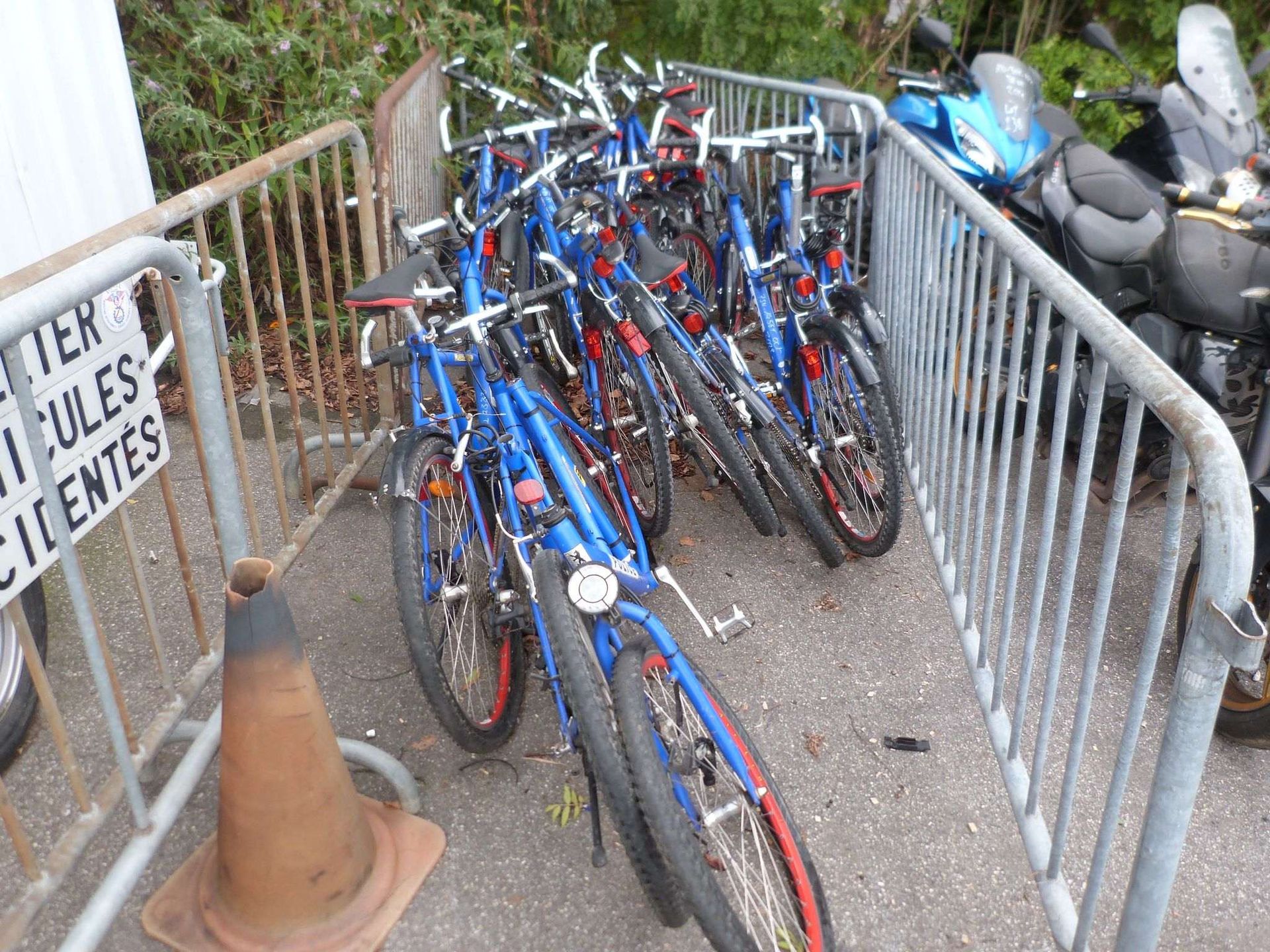 Null Lot de 17 bicyclettes de type VTT, incomplets. 
	 


 
 
 
Service remettan&hellip;
