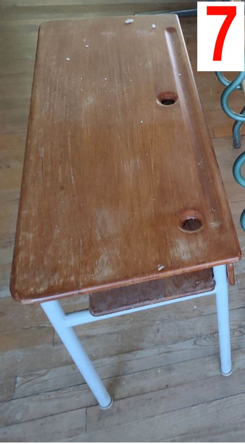 Null Petite table d'école primaire vintage, plateau double aspect bois foncé, sa&hellip;