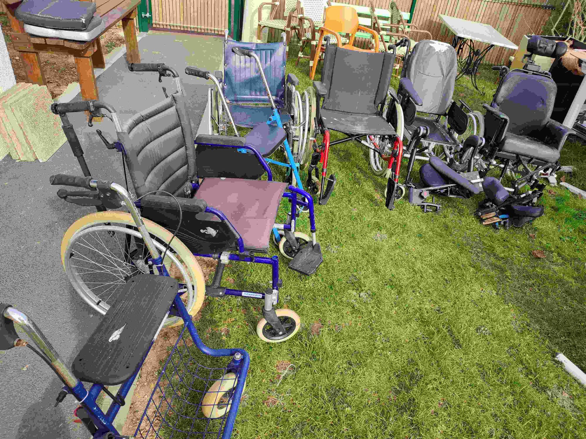 Null 5 fauteuils roulants et 2 déambulateurs. Incomplets, des éléments HS, remis&hellip;