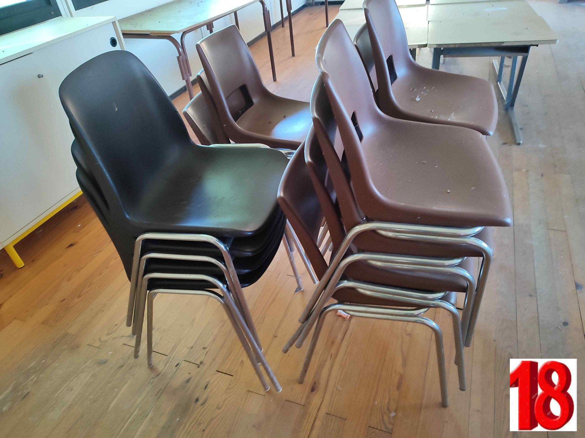 Null Lot de 15 chaises, piètement métal, assise plastique (deux coloris), date d&hellip;