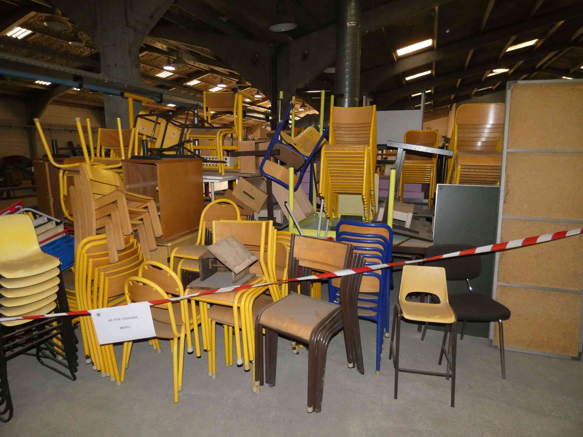 Null Lot of school furniture of about 35m2. 
	 In the state. 


	 No sorting, re&hellip;
