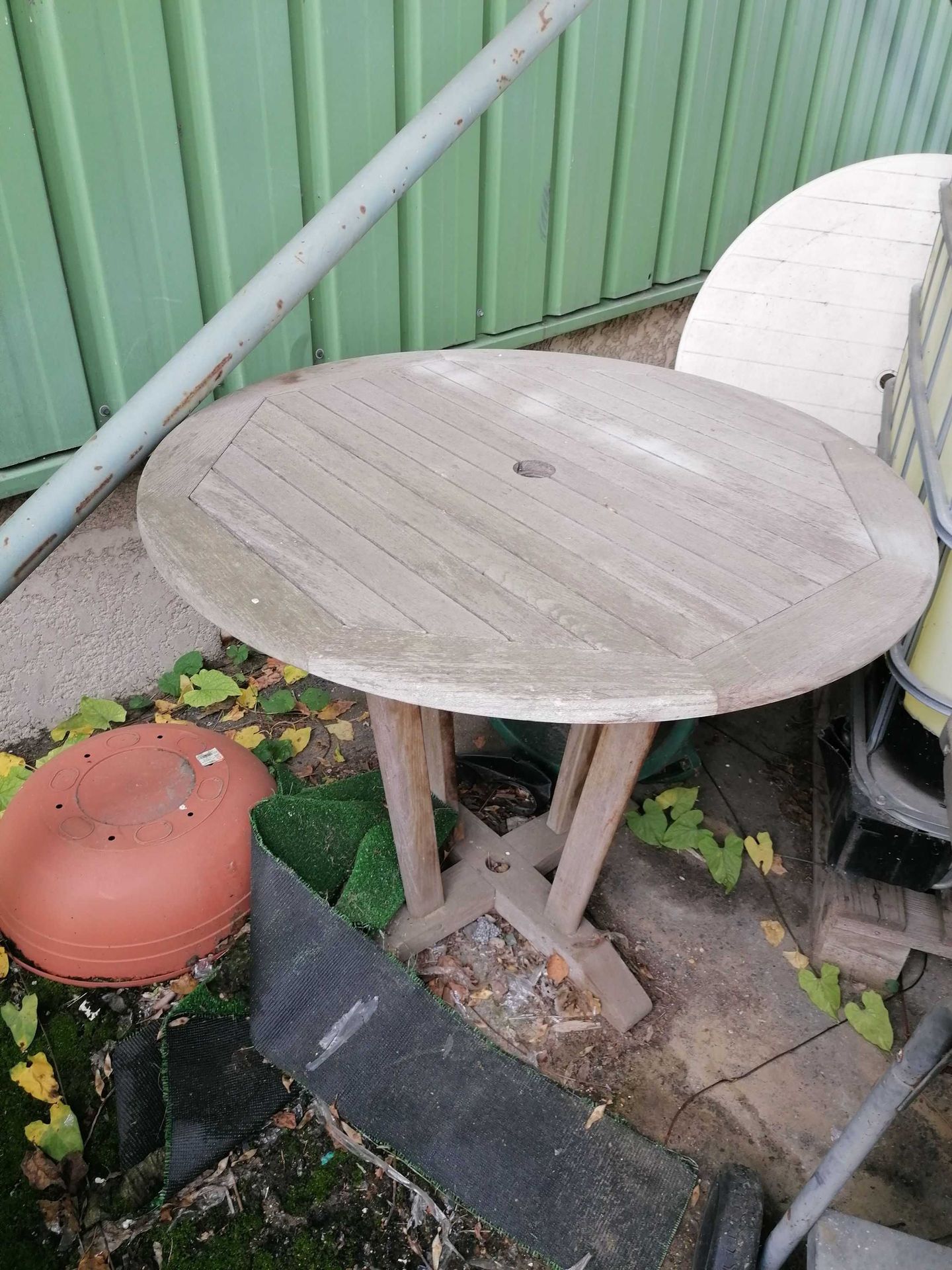 Null Table de jardin en bois. 
 
	 Dimensions : plateau 89 cm x H 75 cm. 

	 En &hellip;