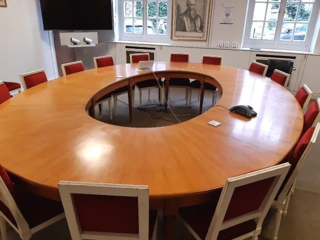 Null Oval meeting table - read the advert carefully 
	 L390* L300cm 
 
	 In 4 re&hellip;