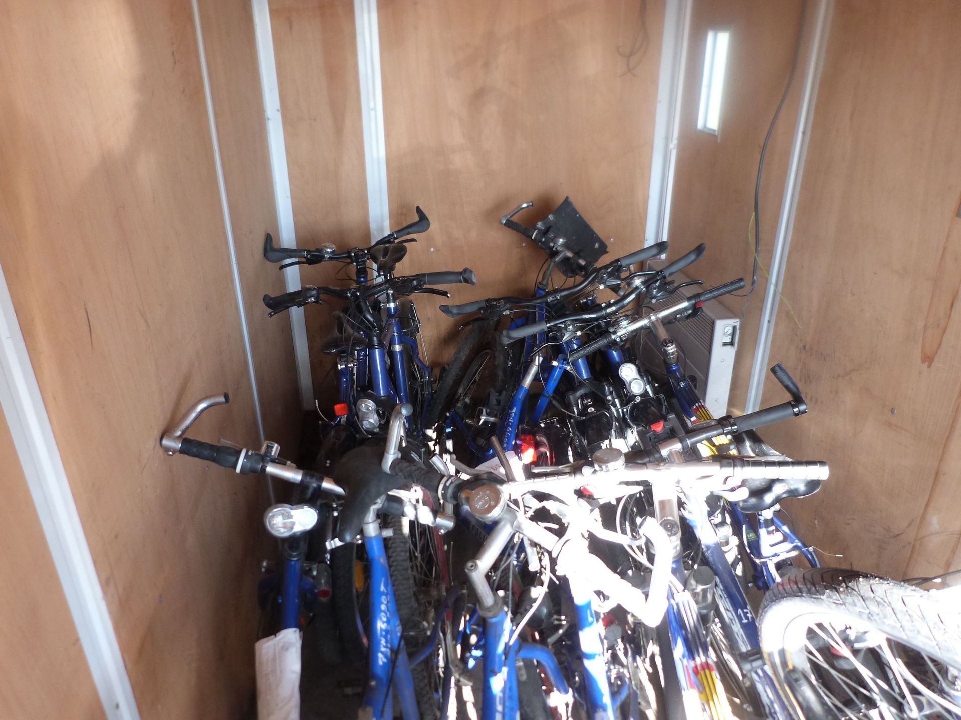 Null Lot de 27 bicyclettes de type VTT, états divers (incomplets, accidentés ...&hellip;